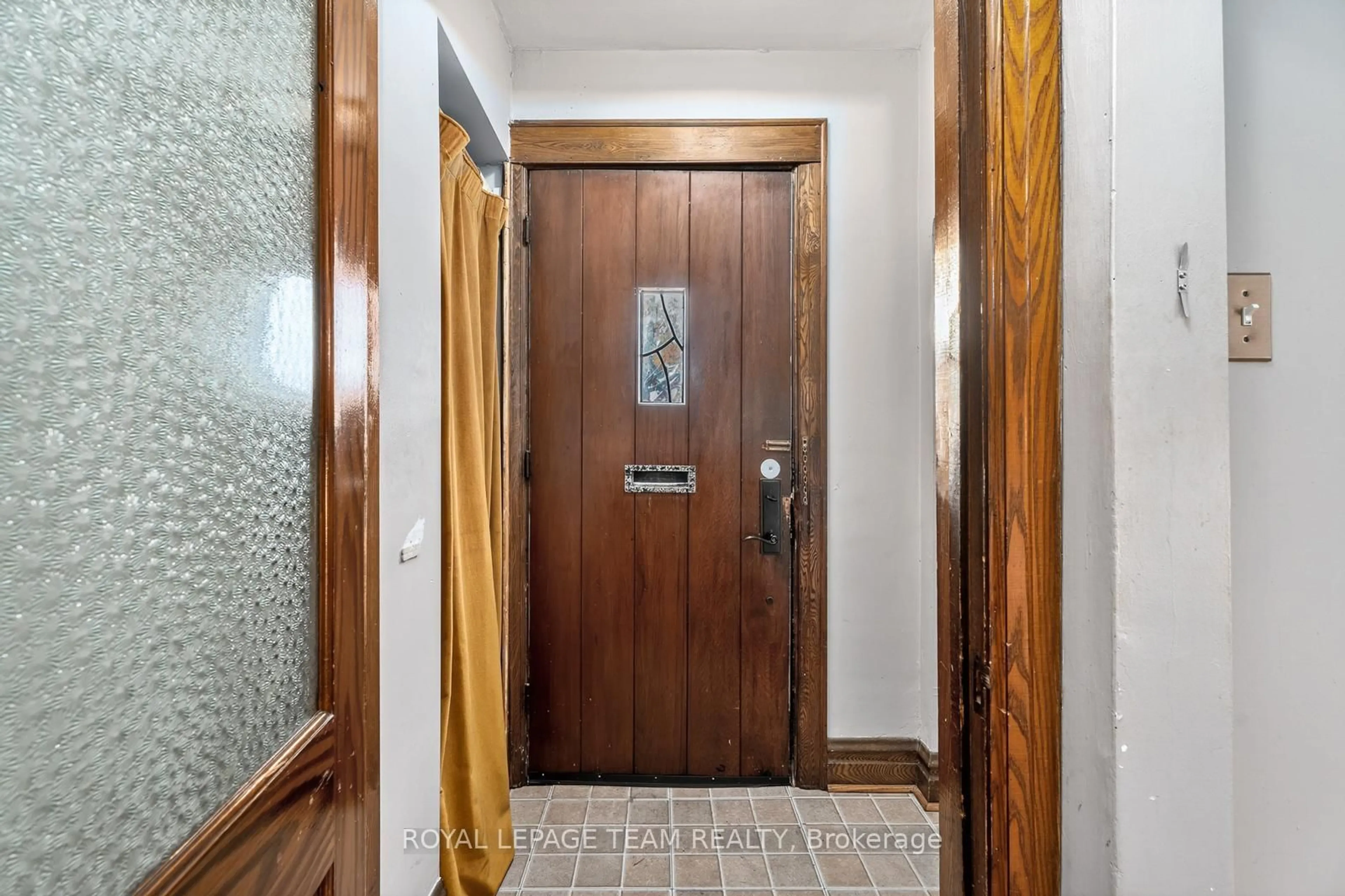 Indoor foyer for 405 Hamilton Ave, Ottawa Ontario K1Y 1C9