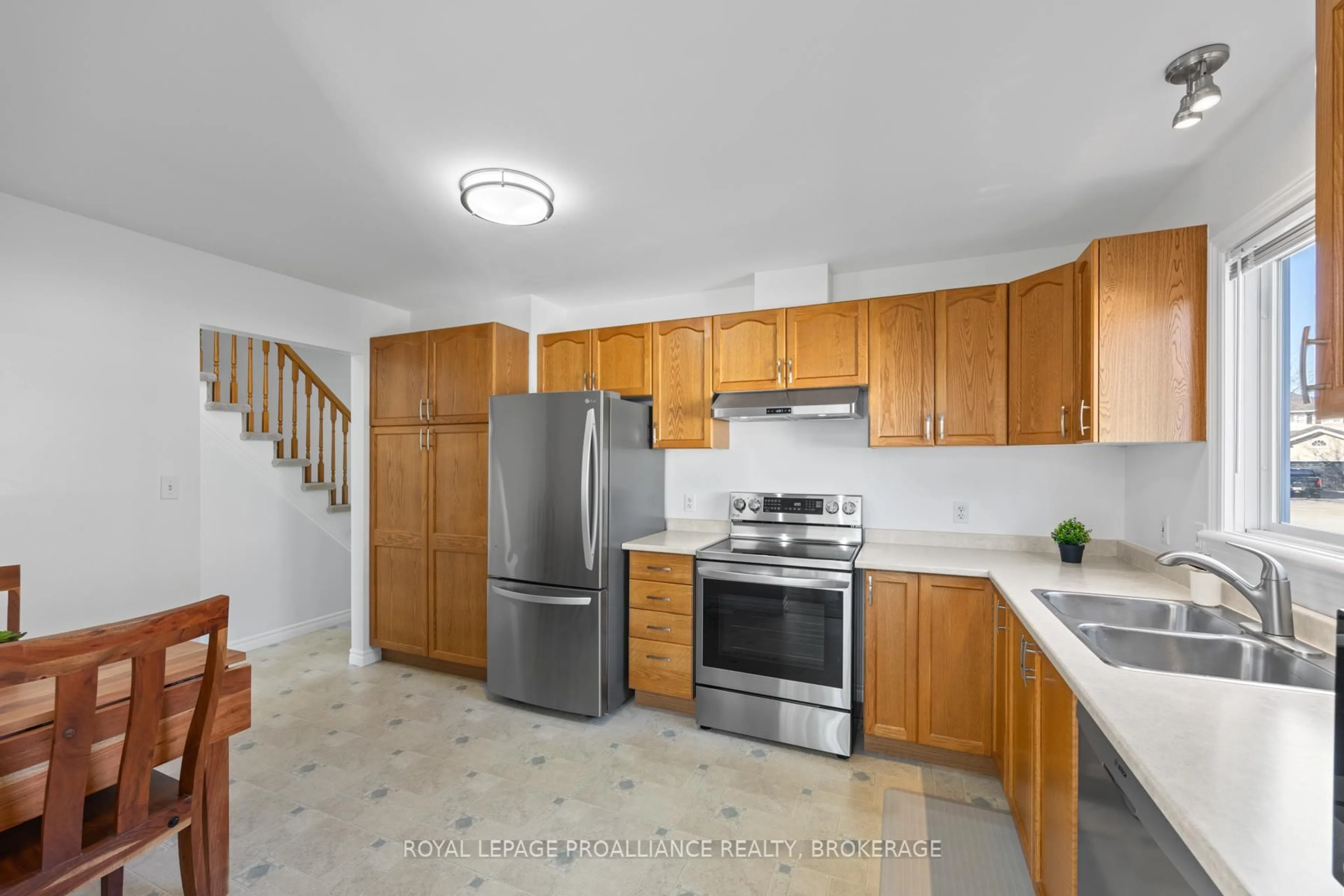 Standard kitchen, ceramic/tile floor for 582 Heritage Crt, Kingston Ontario K7M 9C9