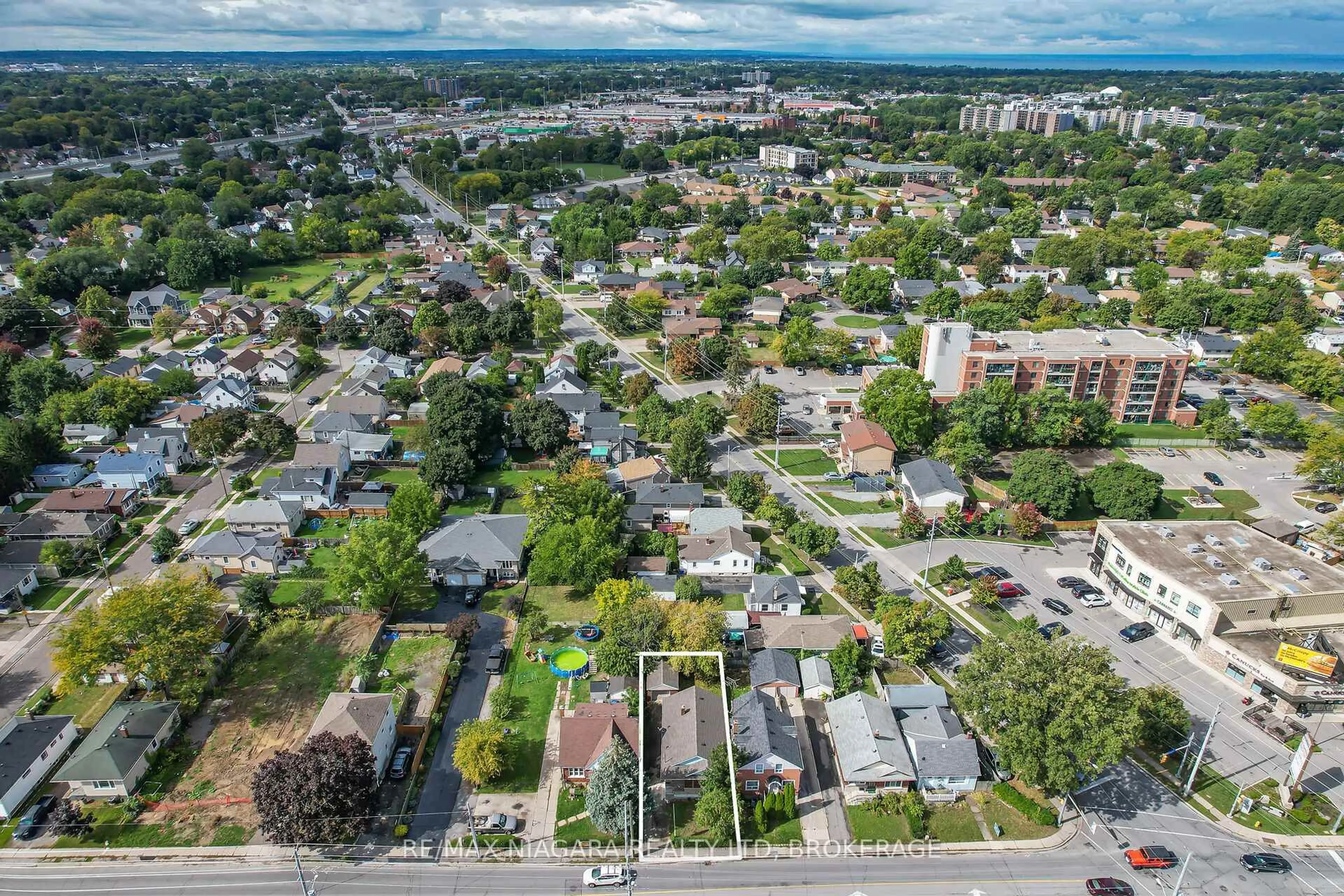 A pic from outside/outdoor area/front of a property/back of a property/a pic from drone, street for 261 Vine St, St. Catharines Ontario L2M 4T2