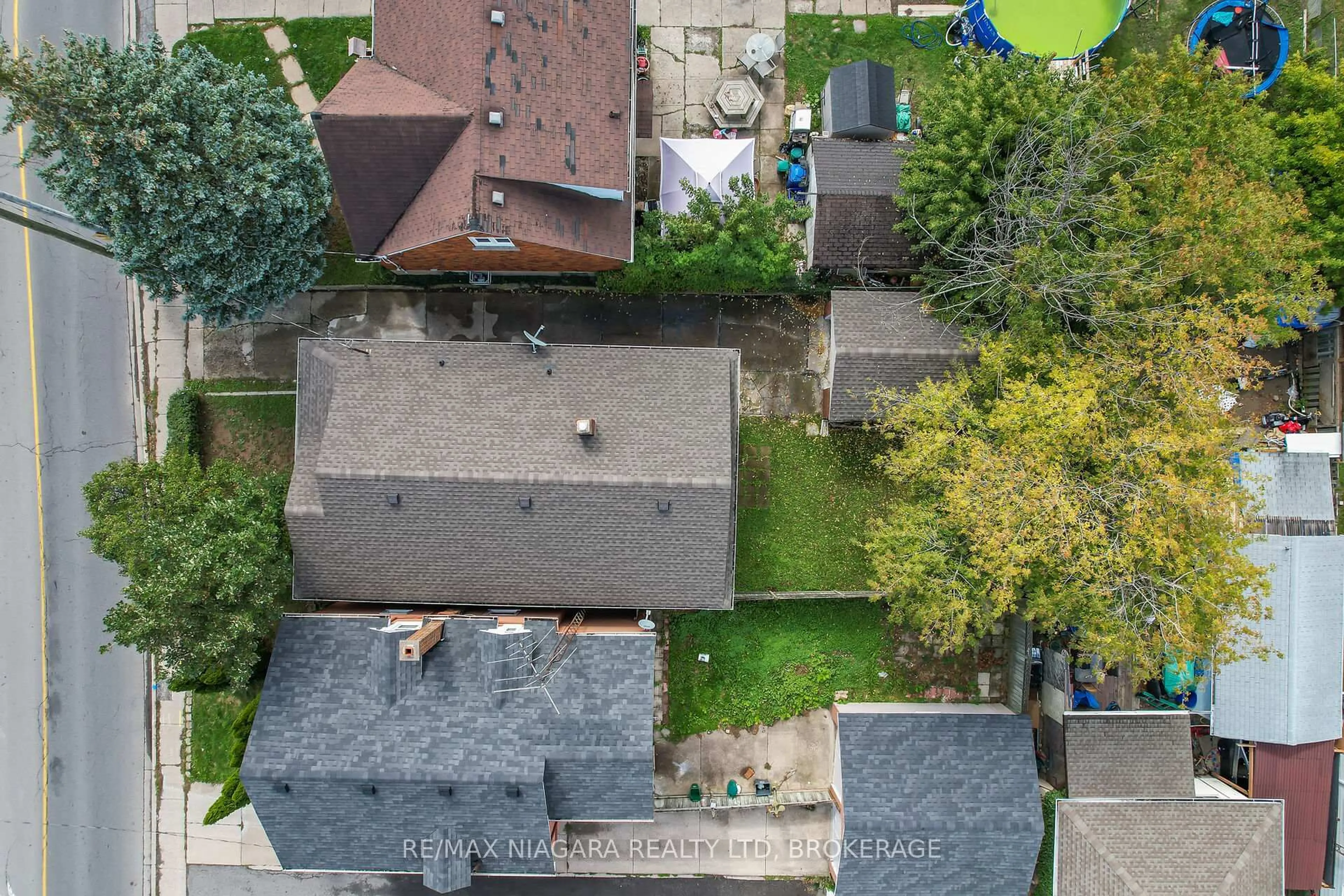 A pic from outside/outdoor area/front of a property/back of a property/a pic from drone, street for 261 Vine St, St. Catharines Ontario L2M 4T2