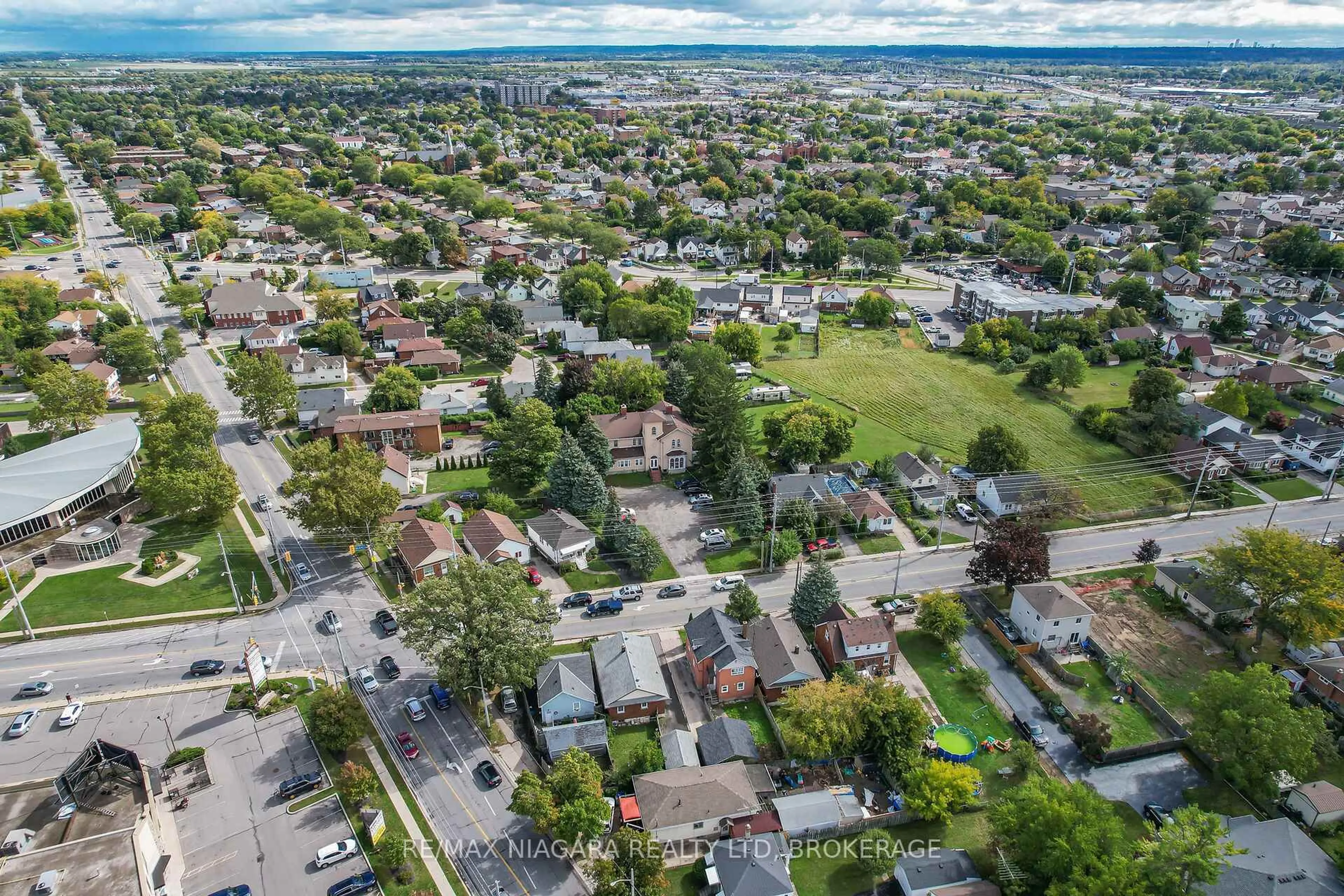 A pic from outside/outdoor area/front of a property/back of a property/a pic from drone, street for 261 Vine St, St. Catharines Ontario L2M 4T2