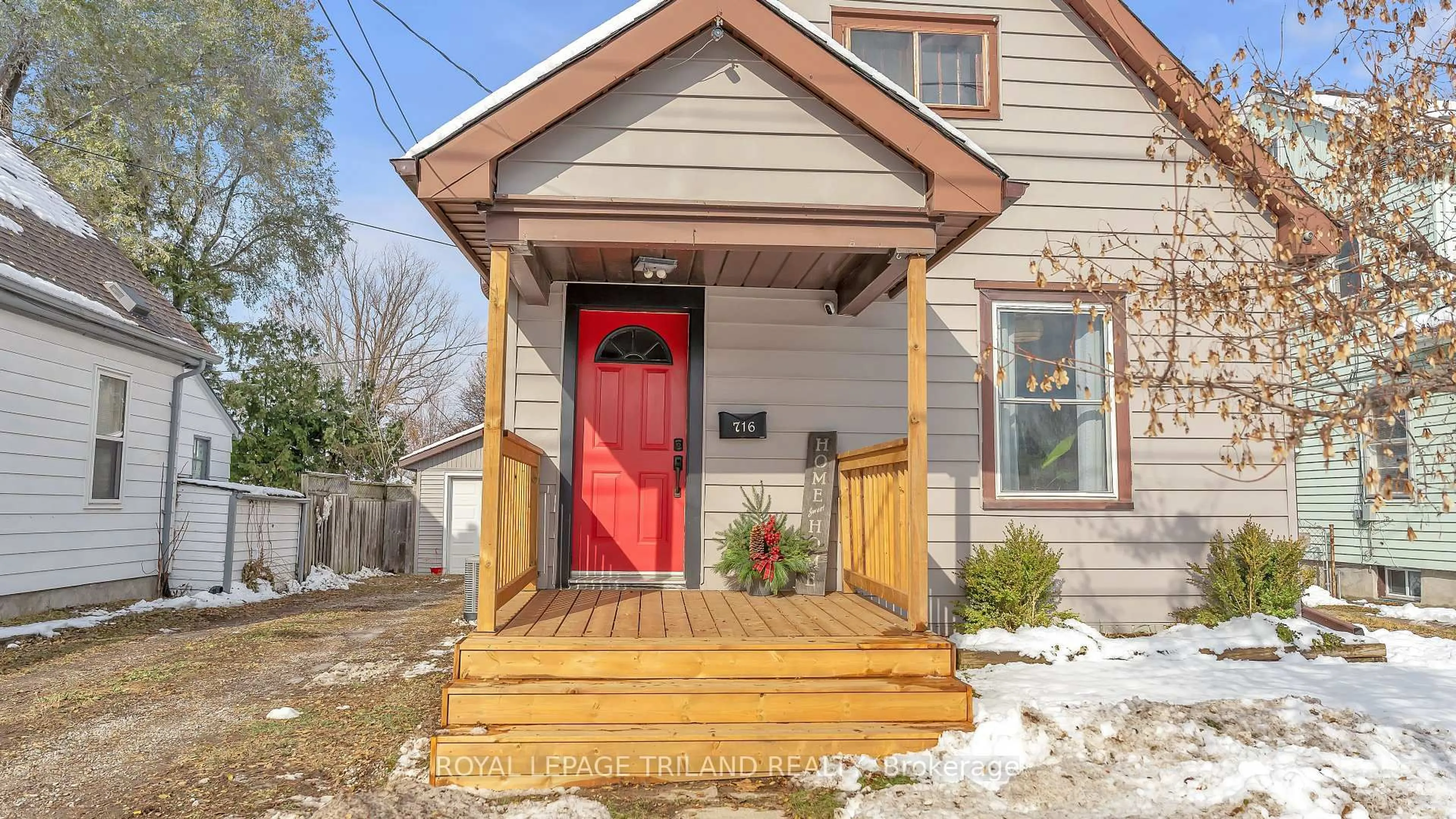 Indoor entryway for 716 Cheapside St, London East Ontario N5Y 3Y5
