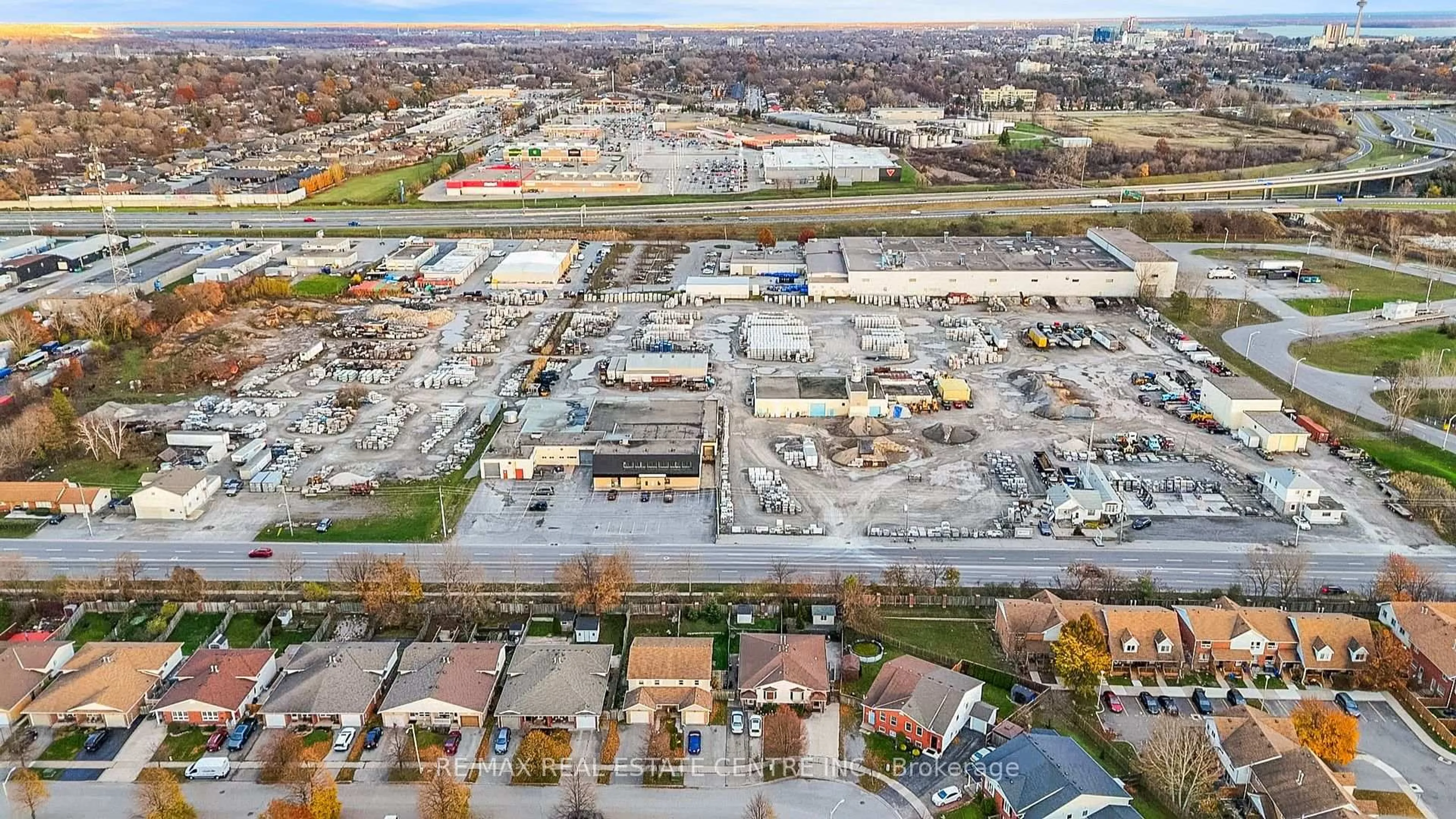 A pic from outside/outdoor area/front of a property/back of a property/a pic from drone, street for 4944 WINDGATE Dr, Niagara Falls Ontario L2H 2Z7