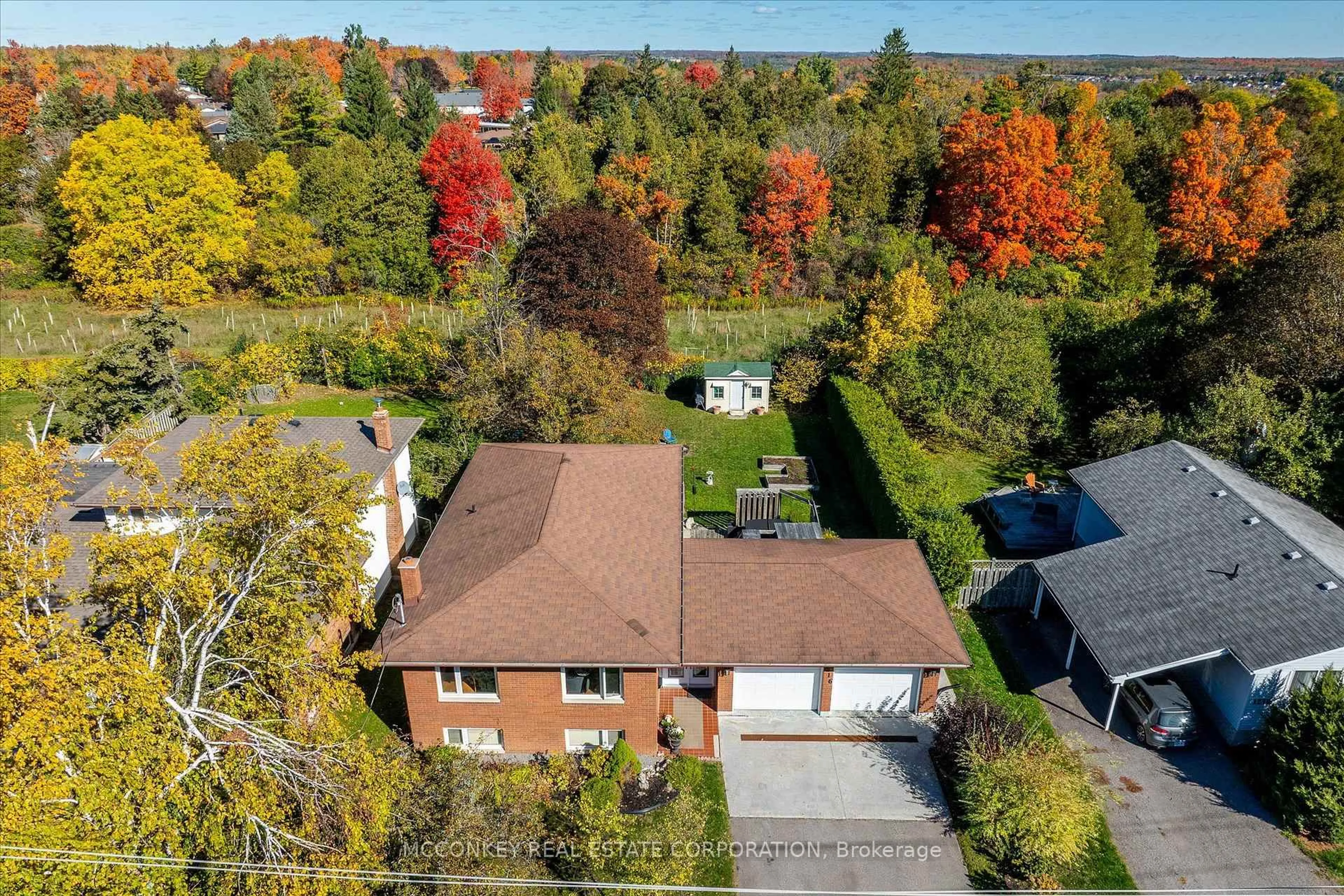 A pic from outside/outdoor area/front of a property/back of a property/a pic from drone, street for 1216 Hilliard St, Peterborough Ontario K9H 7H9