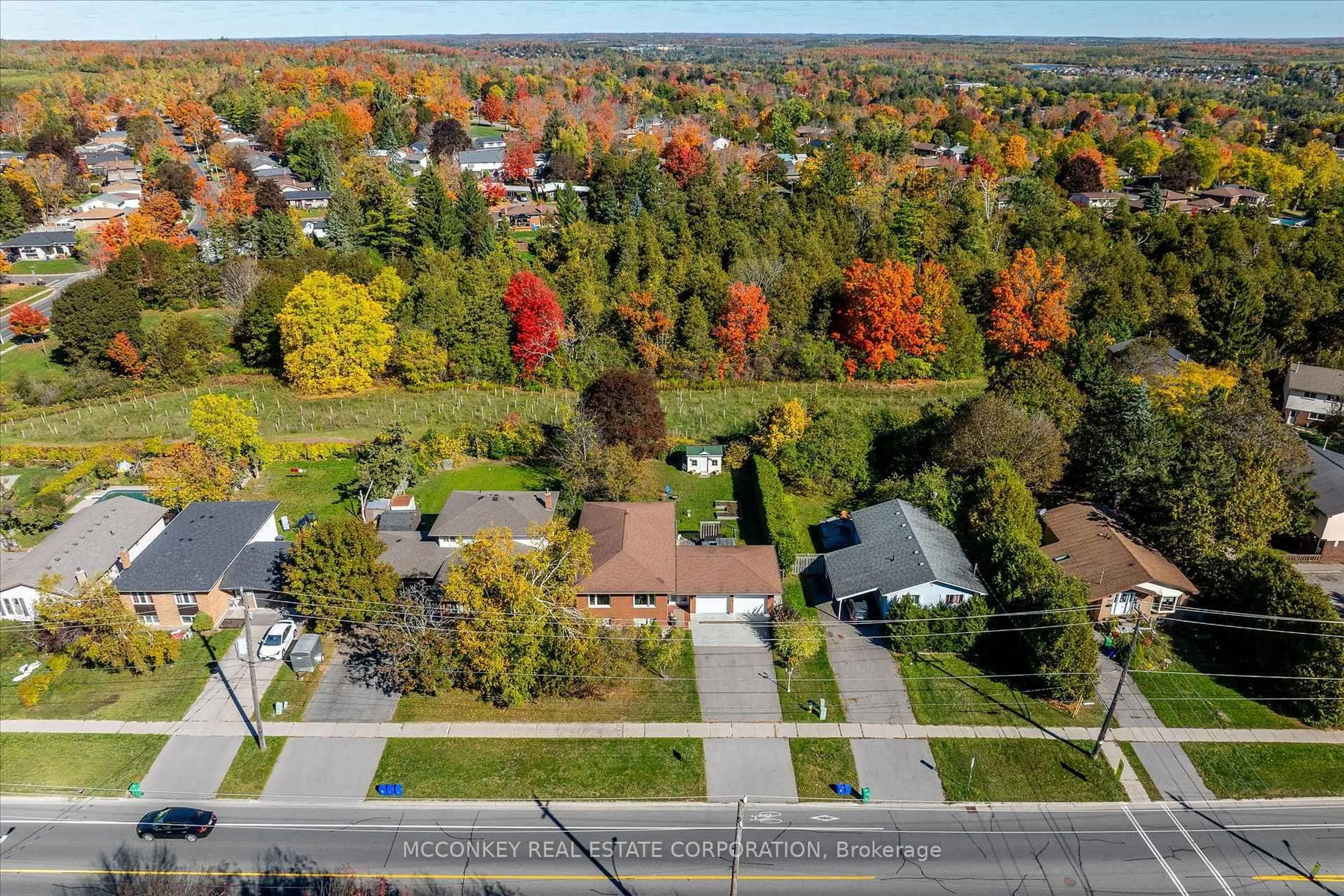 A pic from outside/outdoor area/front of a property/back of a property/a pic from drone, street for 1216 Hilliard St, Peterborough Ontario K9H 7H9