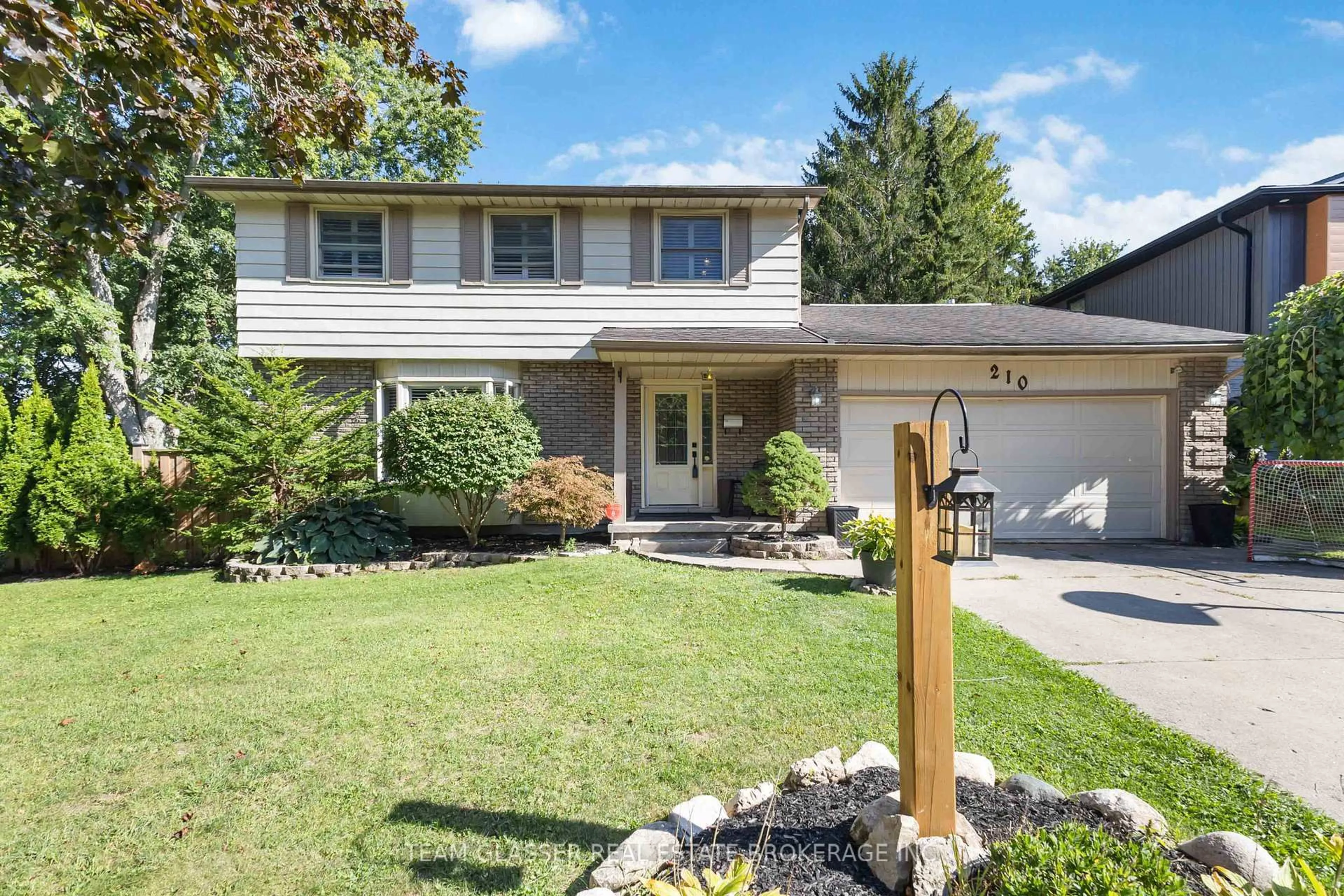 Home with vinyl exterior material, street for 210 CHALET Cres, London South Ontario N6K 3C6