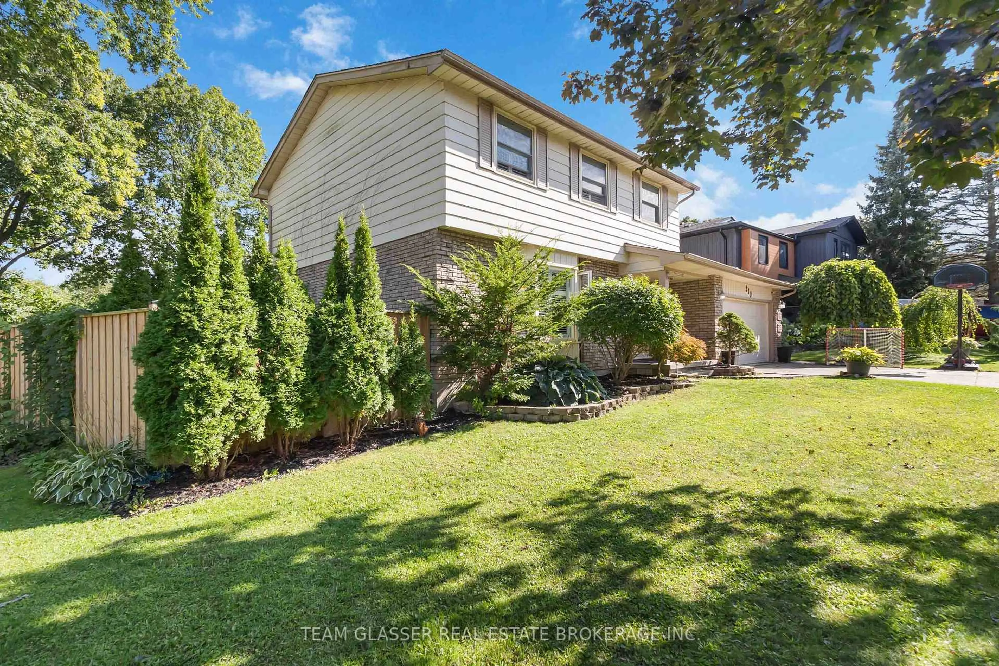 A pic from outside/outdoor area/front of a property/back of a property/a pic from drone, street for 210 CHALET Cres, London South Ontario N6K 3C6