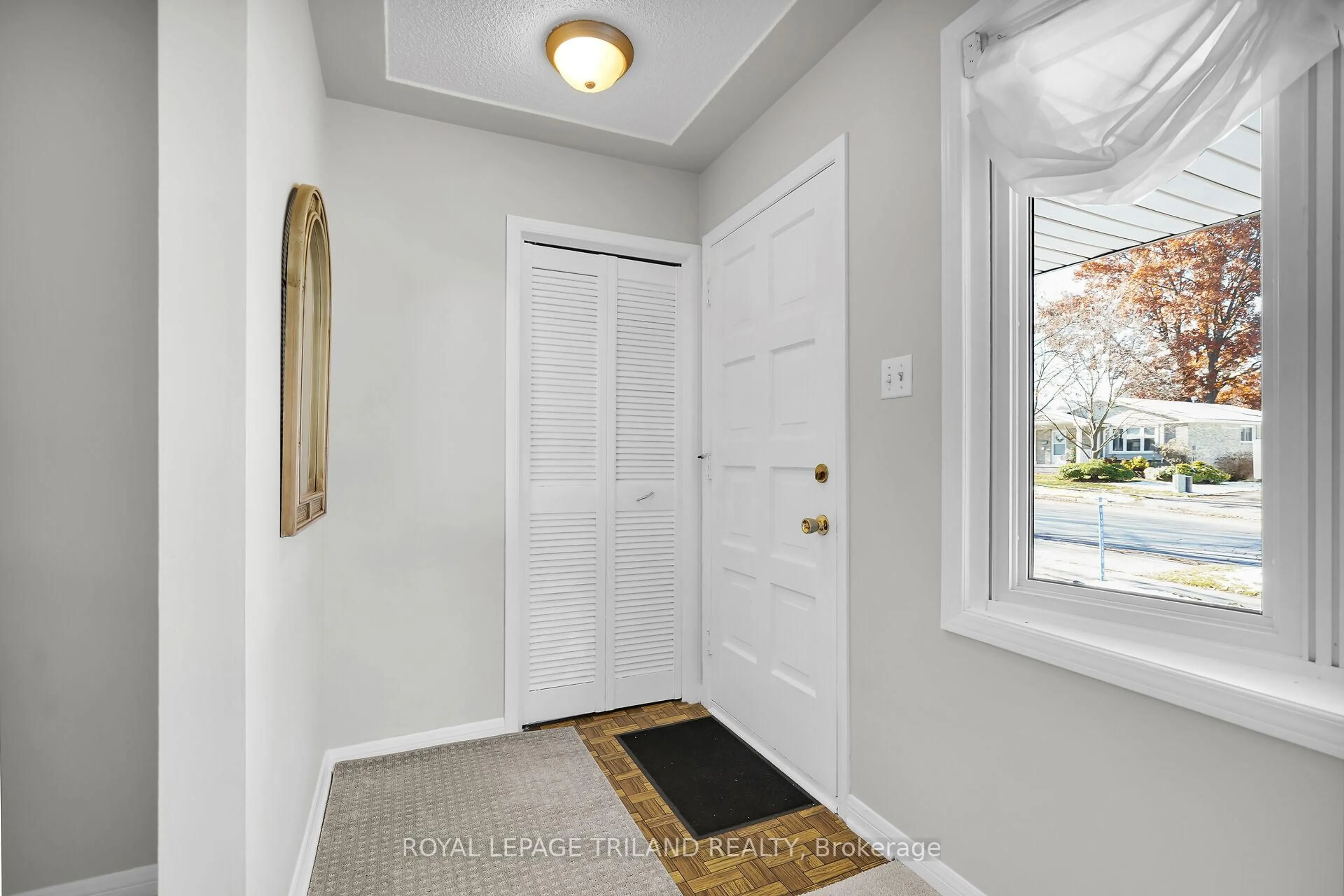 Indoor entryway for 544 Griffith St, London South Ontario N6K 2S6