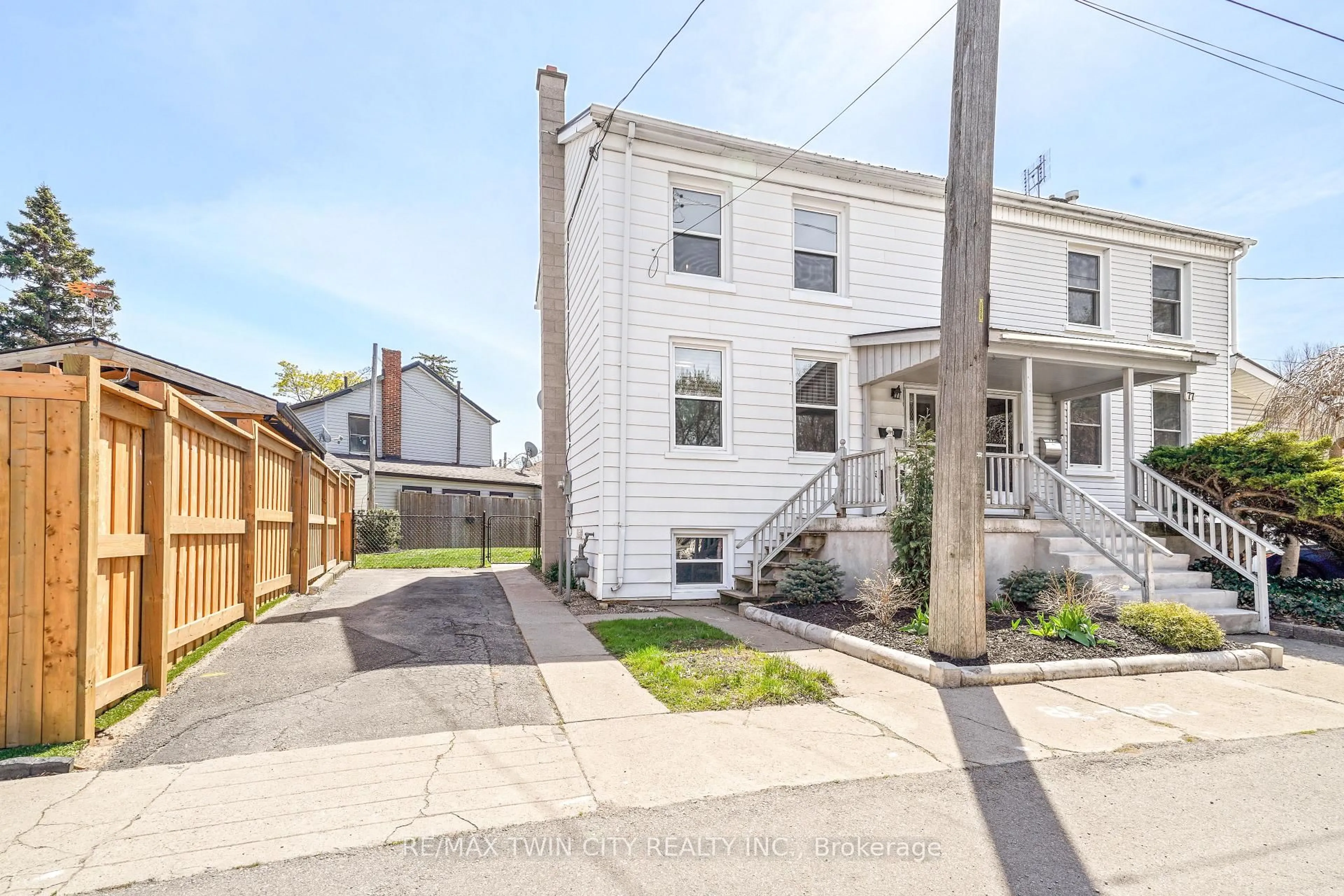 A pic from outside/outdoor area/front of a property/back of a property/a pic from drone, street for 79 Palace St, Brantford Ontario N3T 3W8