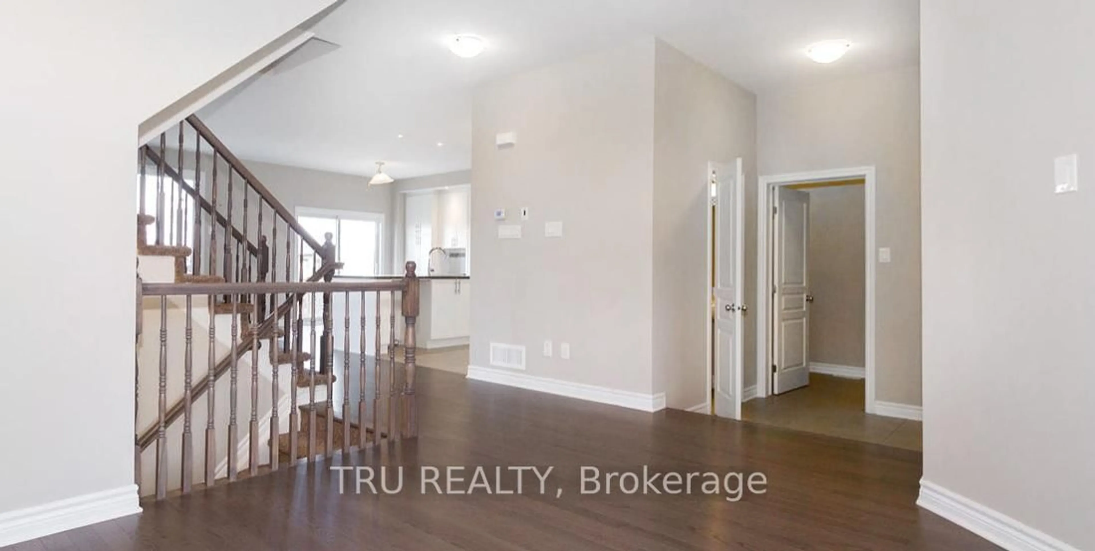 Indoor entryway for 931 Cologne St, Russell Ontario K0A 1W0