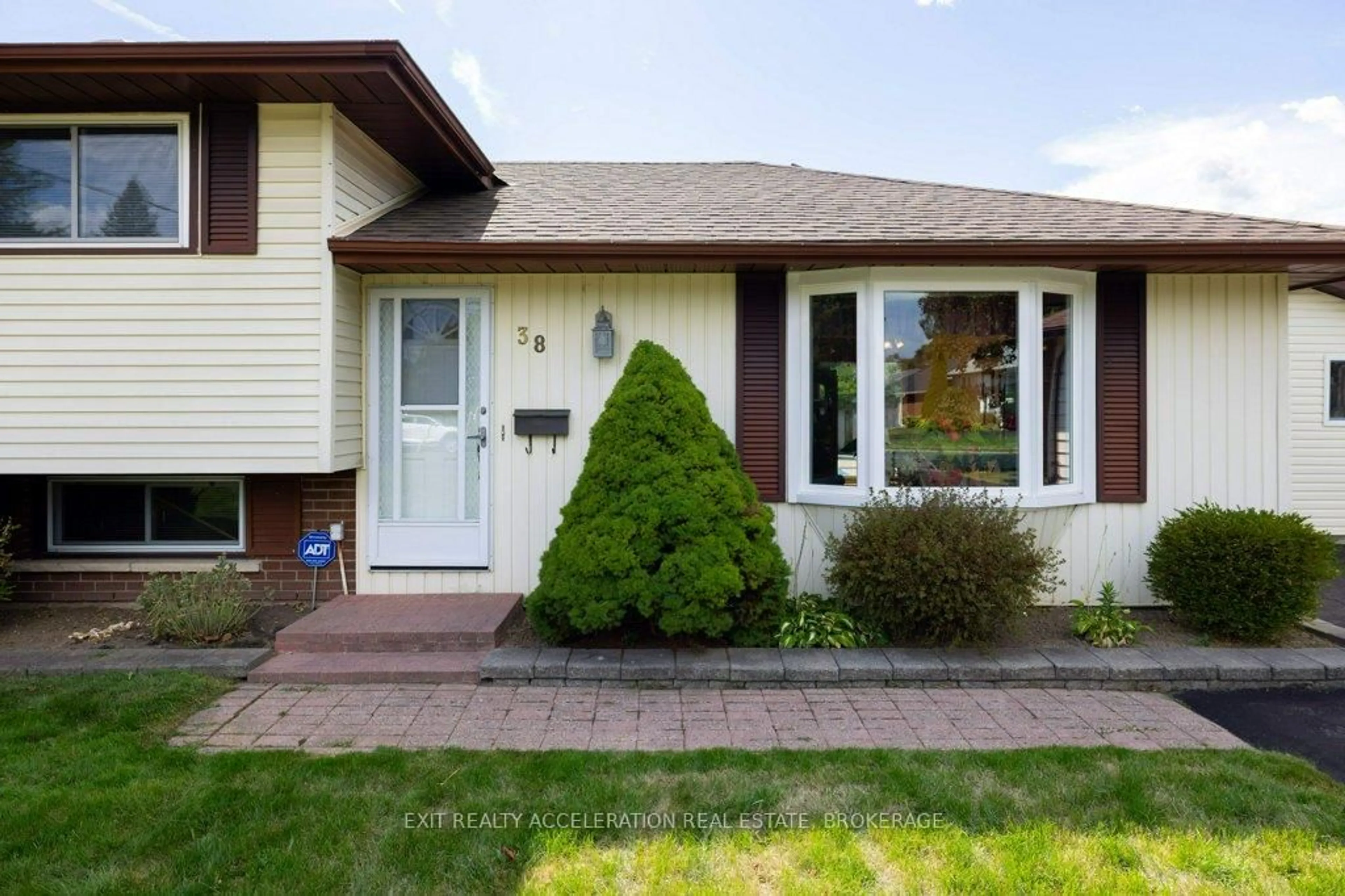 Home with vinyl exterior material, street for 38 Thorncliff Dr, Belleville Ontario K8P 4L4