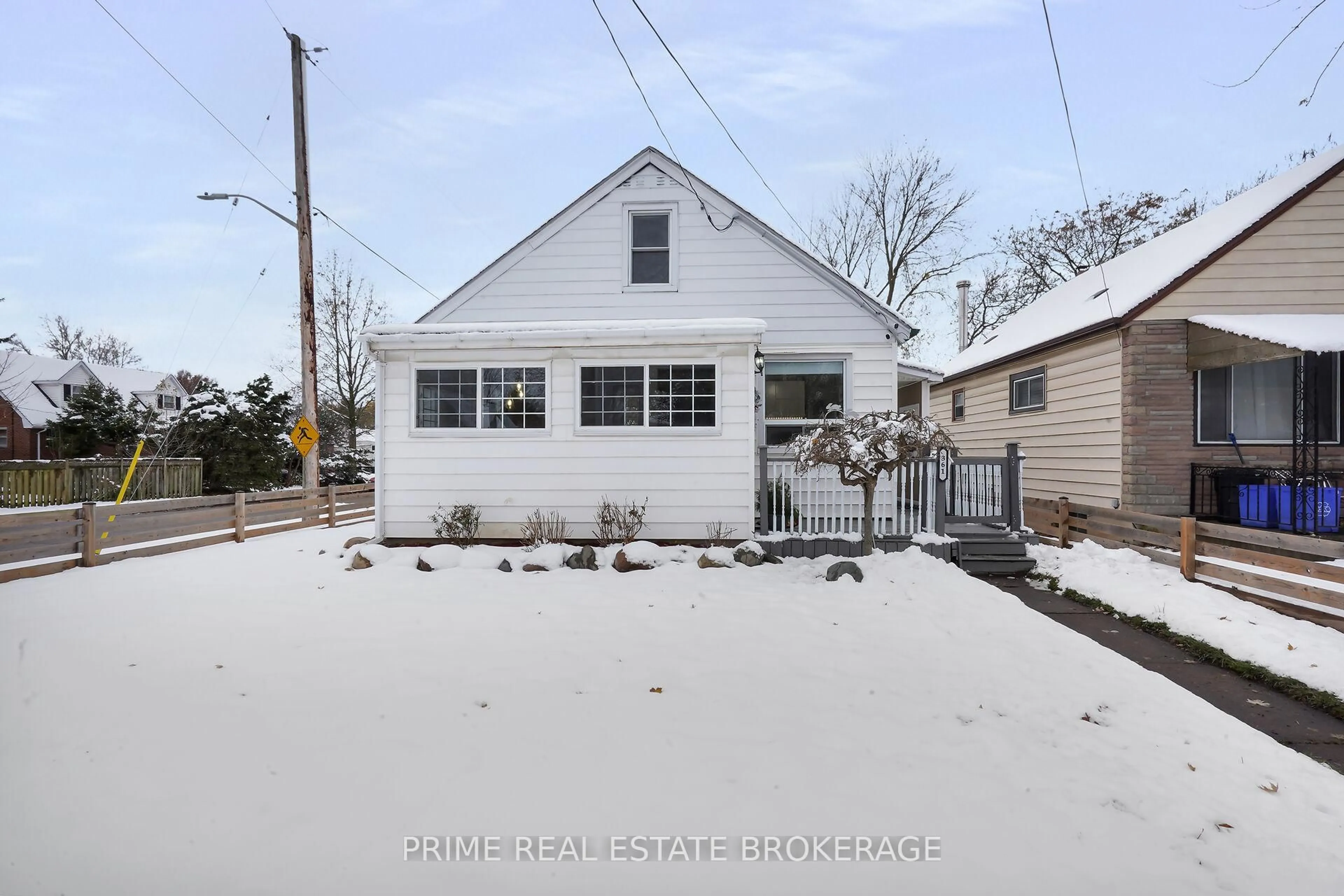 A pic from outside/outdoor area/front of a property/back of a property/a pic from drone, street for 361 Spruce St, London East Ontario N5W 4N9