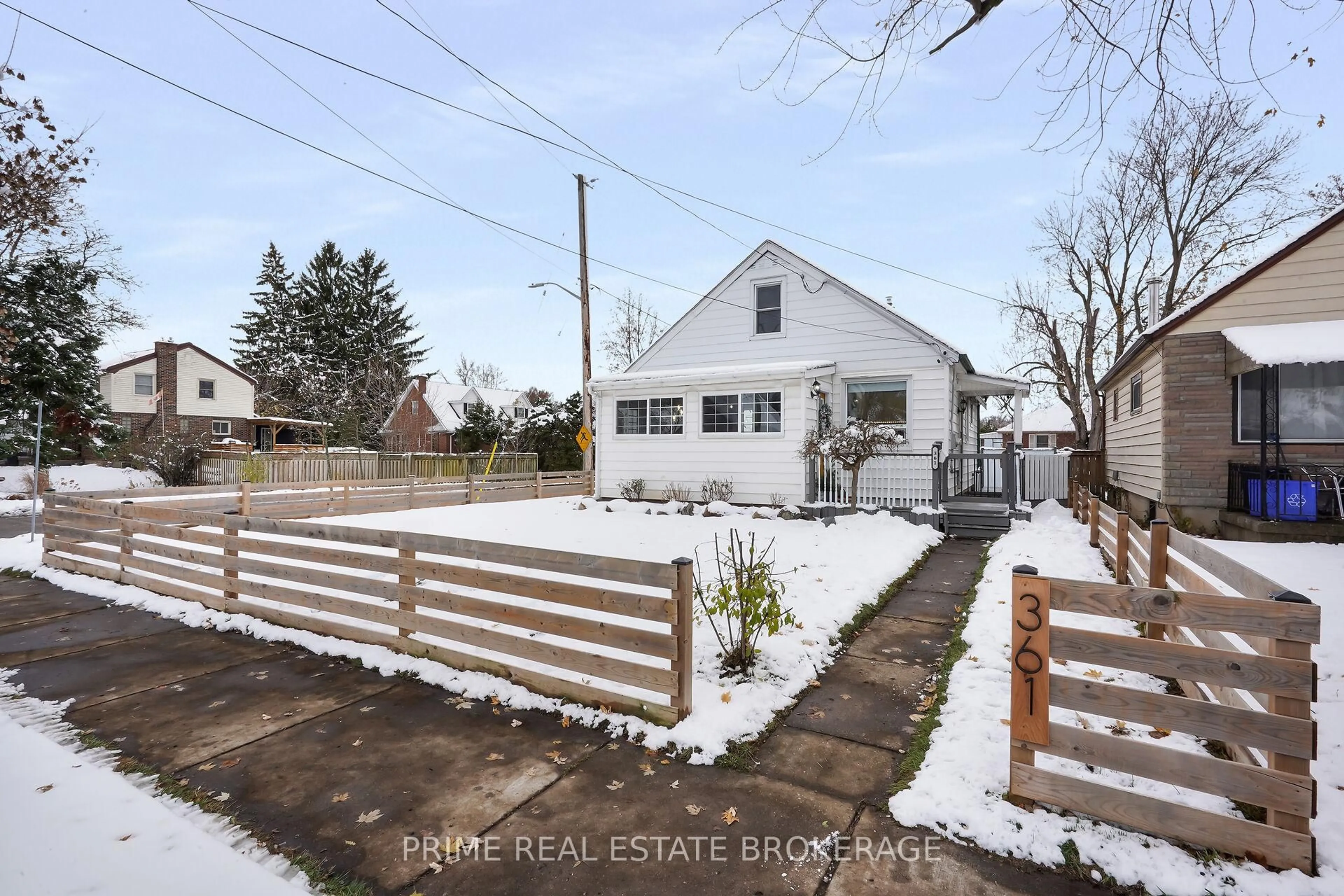 A pic from outside/outdoor area/front of a property/back of a property/a pic from drone, street for 361 Spruce St, London East Ontario N5W 4N9