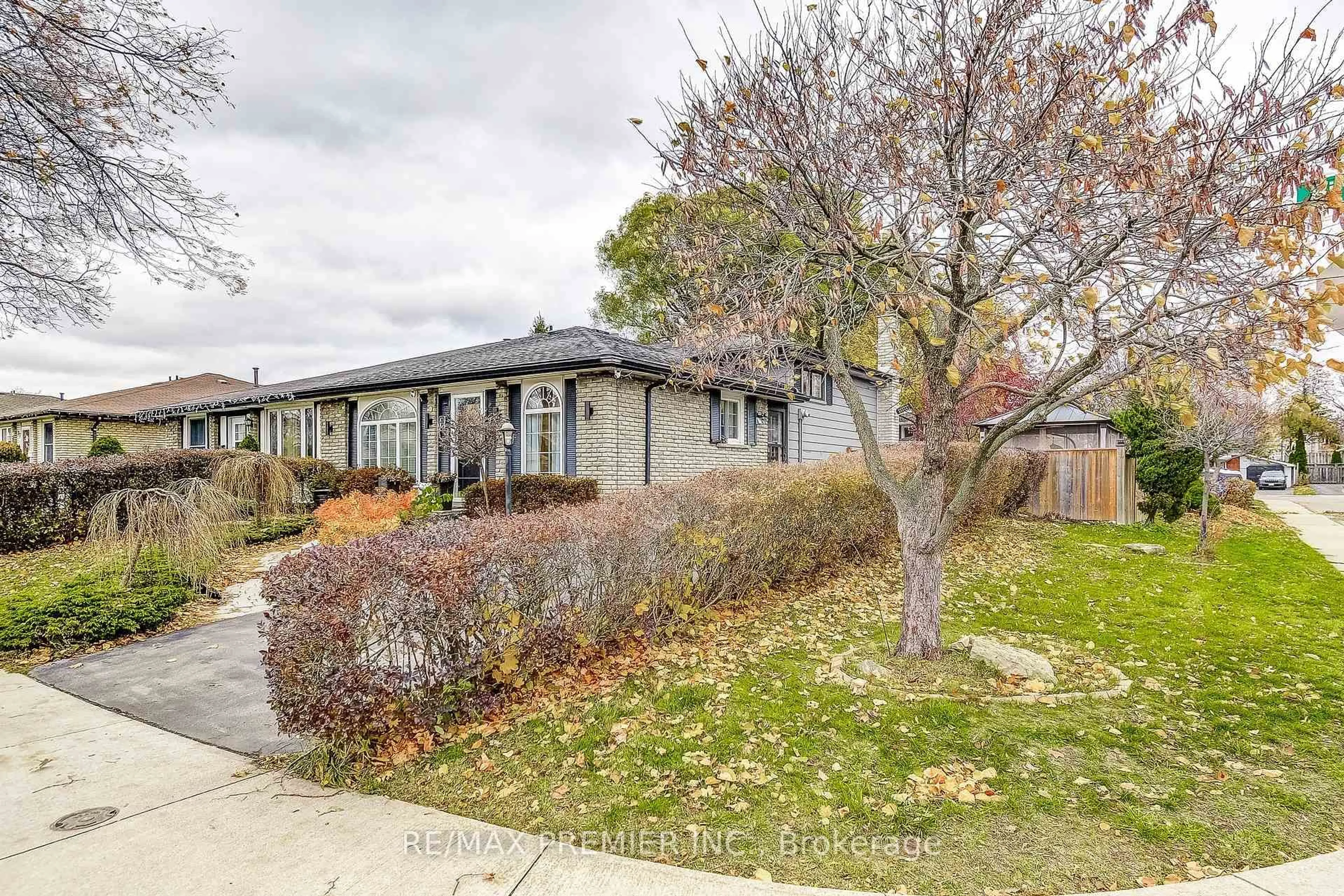 A pic from outside/outdoor area/front of a property/back of a property/a pic from drone, street for 83 Birchview Dr, Hamilton Ontario L8T 4P6