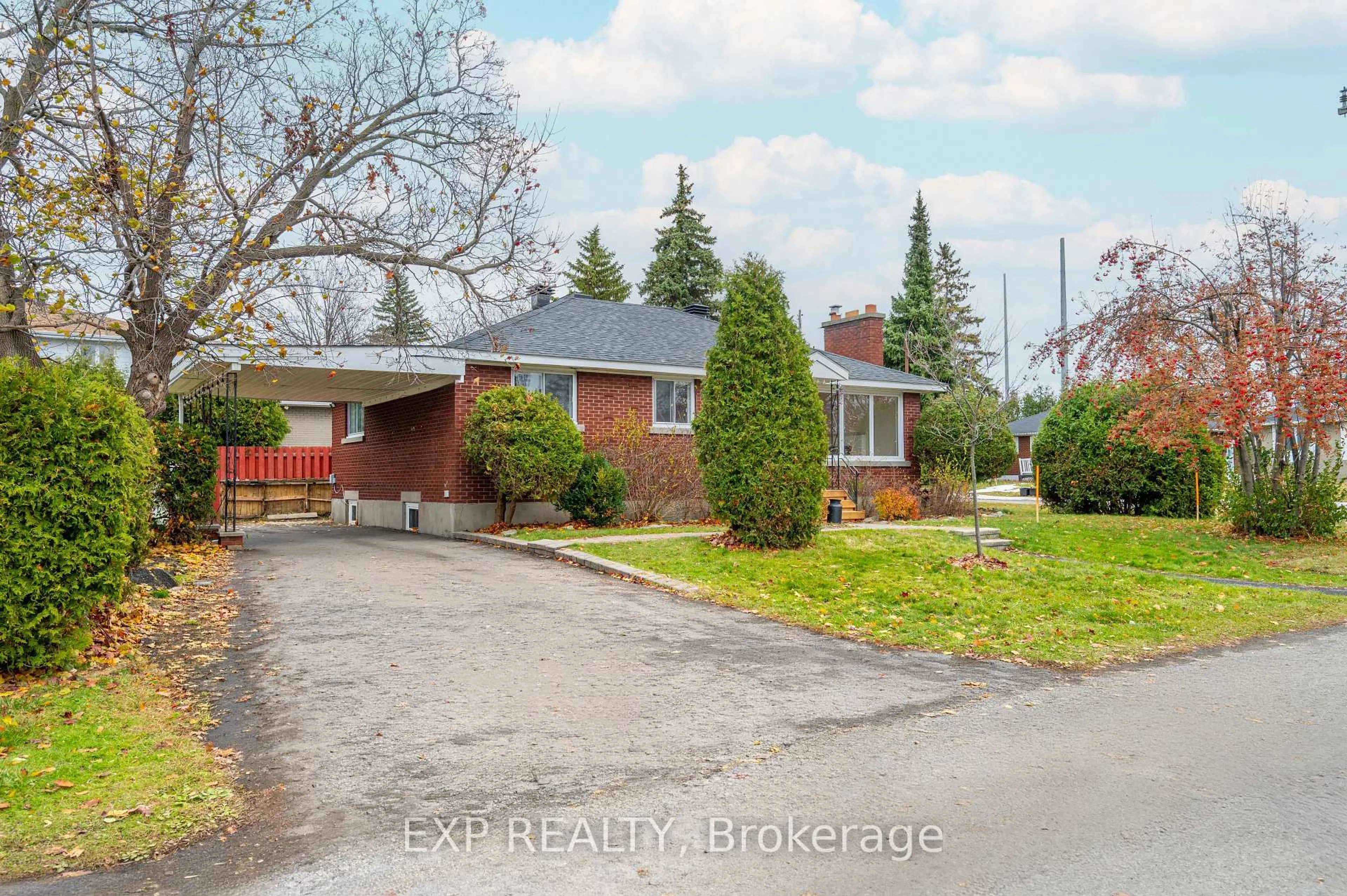 A pic from outside/outdoor area/front of a property/back of a property/a pic from drone, street for 1103 Frances St, Ottawa Ontario K1K 3L6