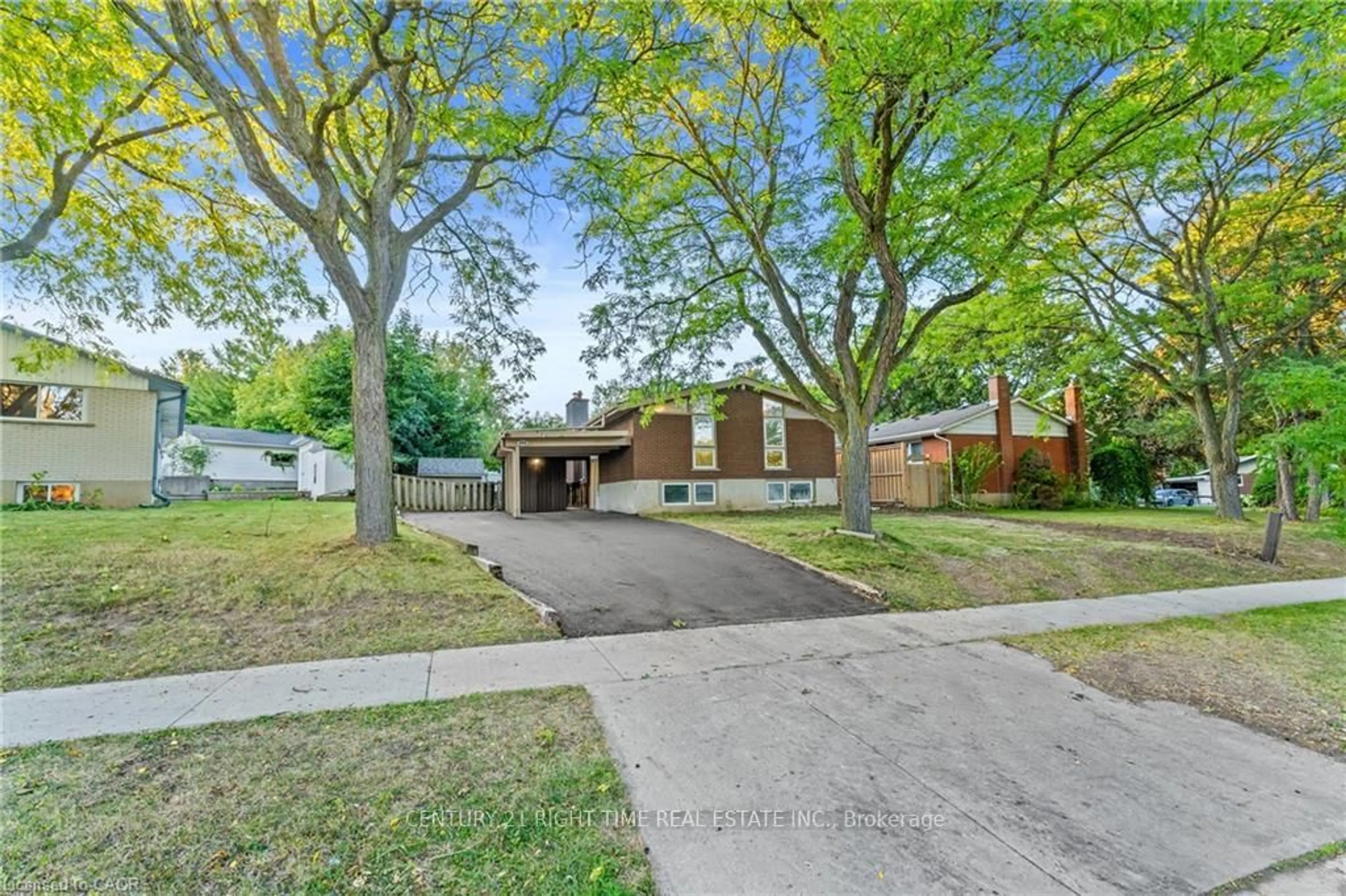 Home with brick exterior material, street for 366 Dale Cres, Waterloo Ontario N2J 3Y7