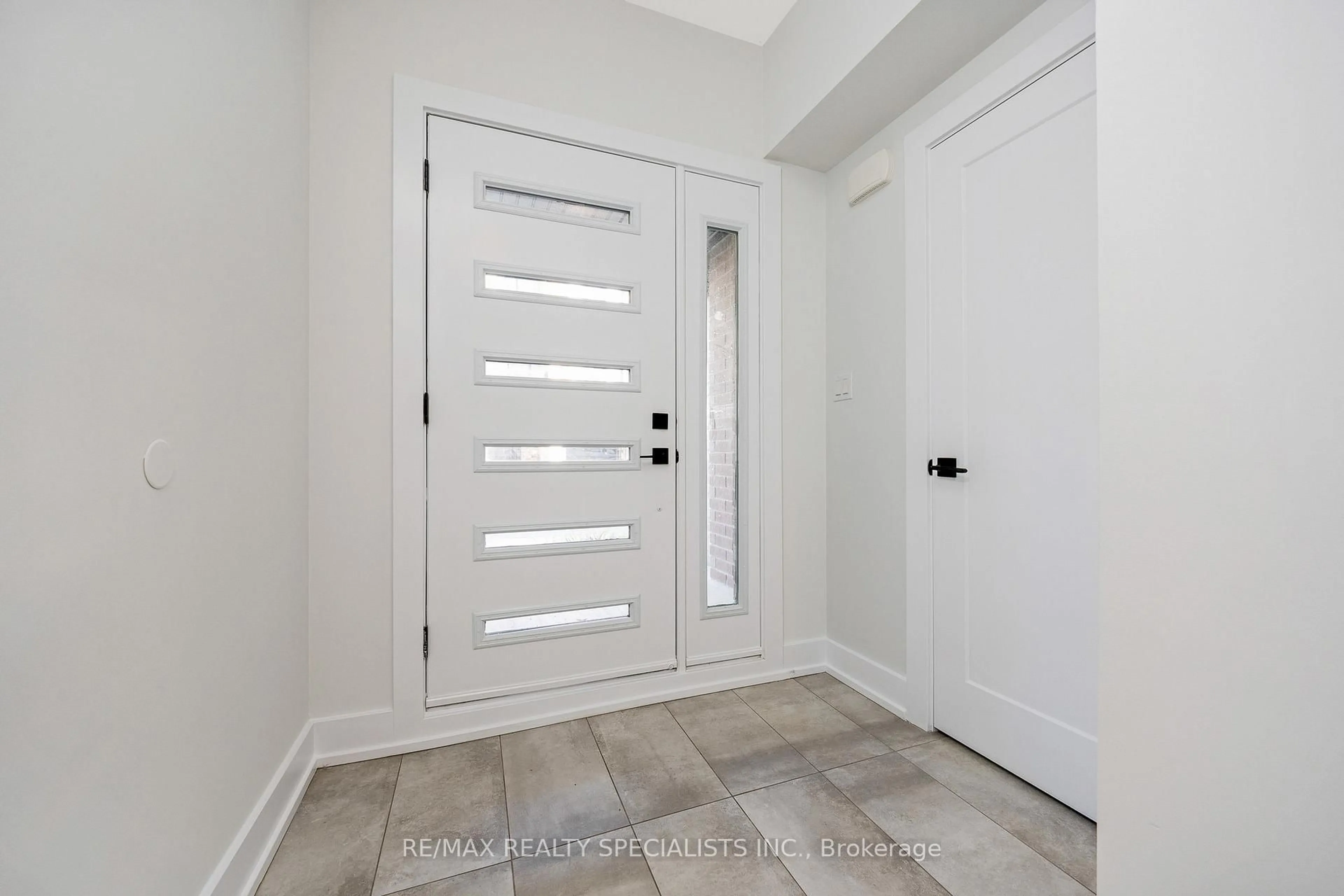 Indoor entryway for 33 Jarvis St #11, Brantford Ontario N3T 4A7