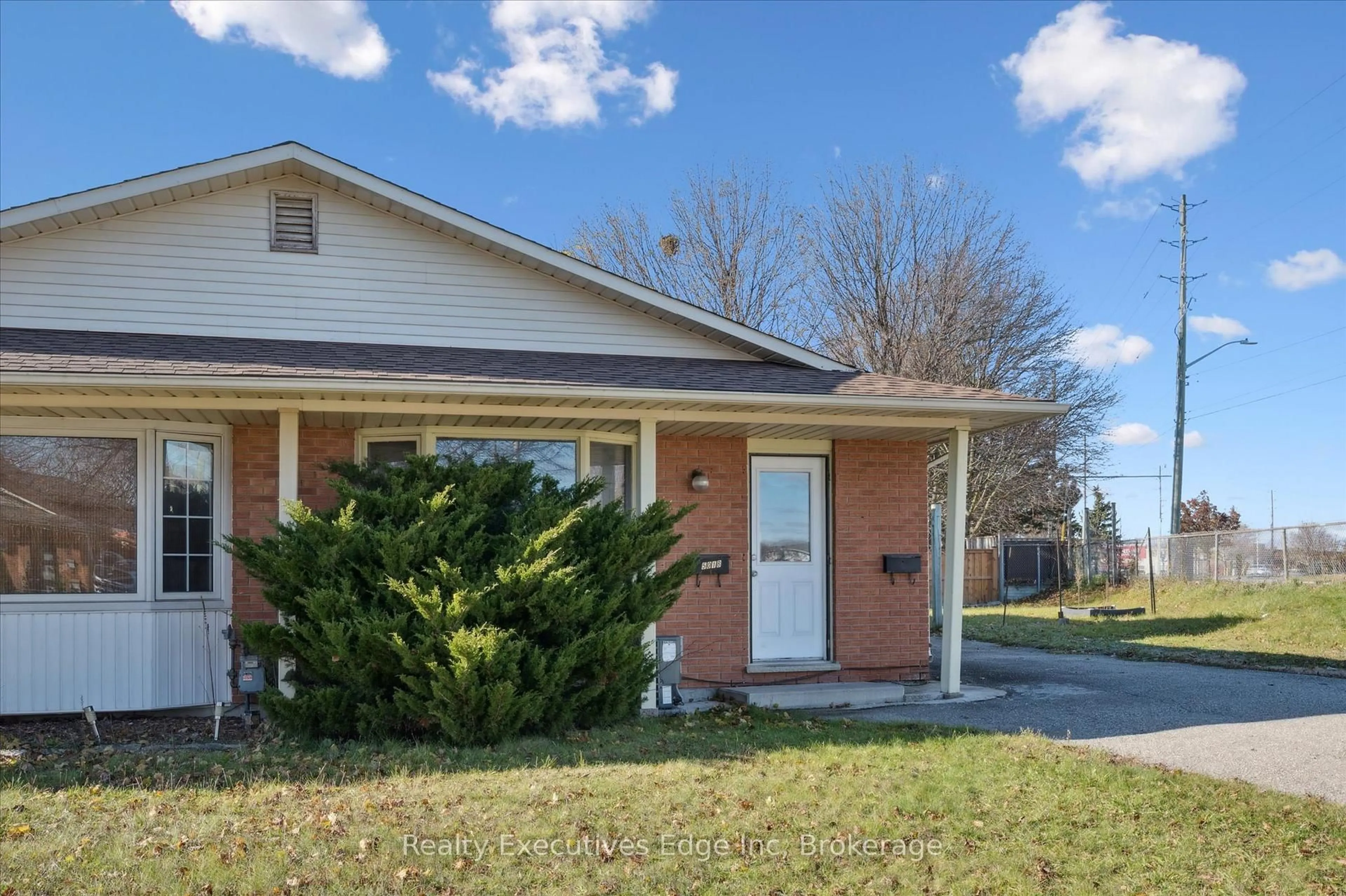 Home with brick exterior material, street for 501 Kingscourt Dr #B, Waterloo Ontario N2K 2X9