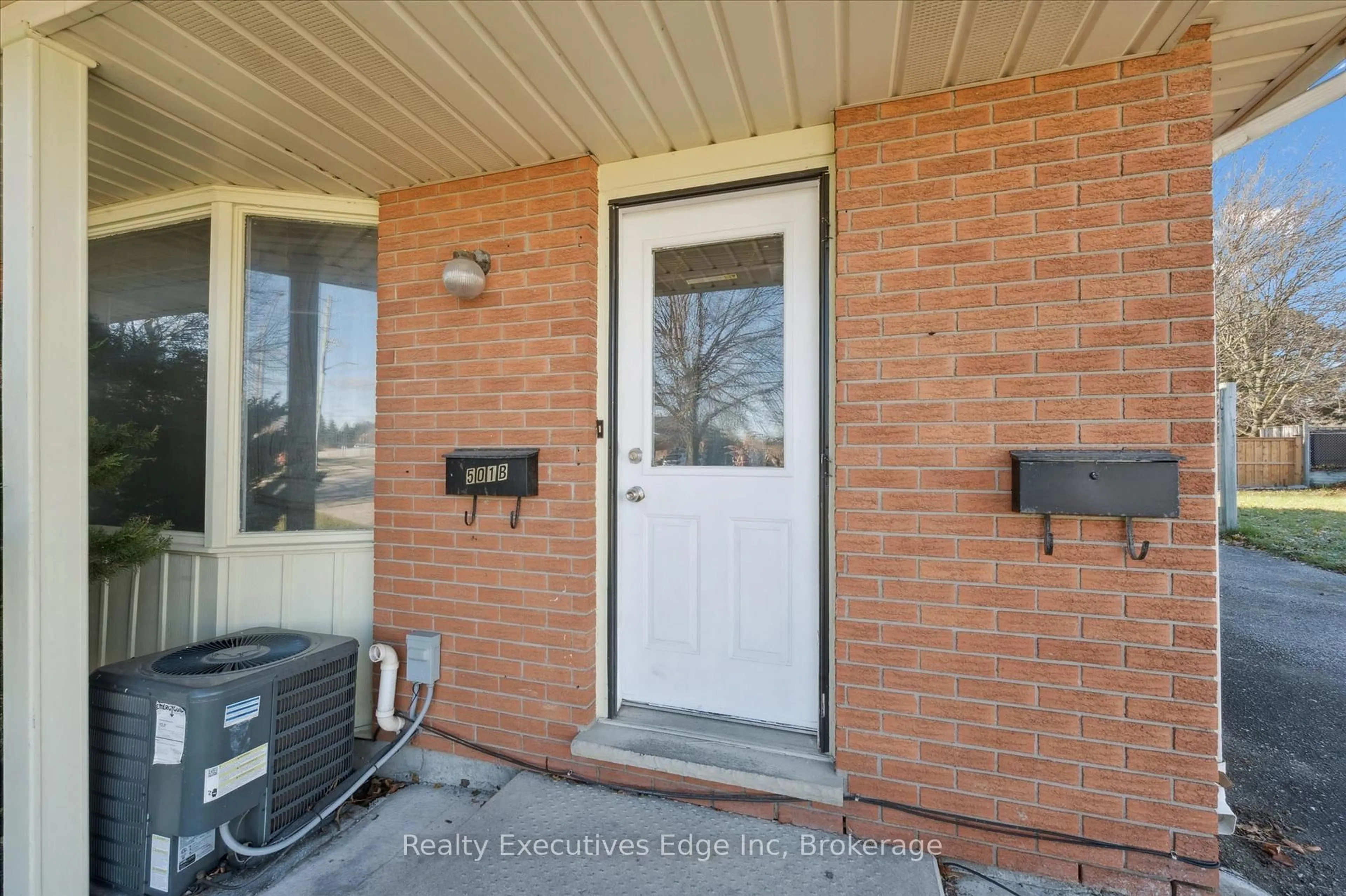 Indoor entryway for 501 Kingscourt Dr #B, Waterloo Ontario N2K 2X9