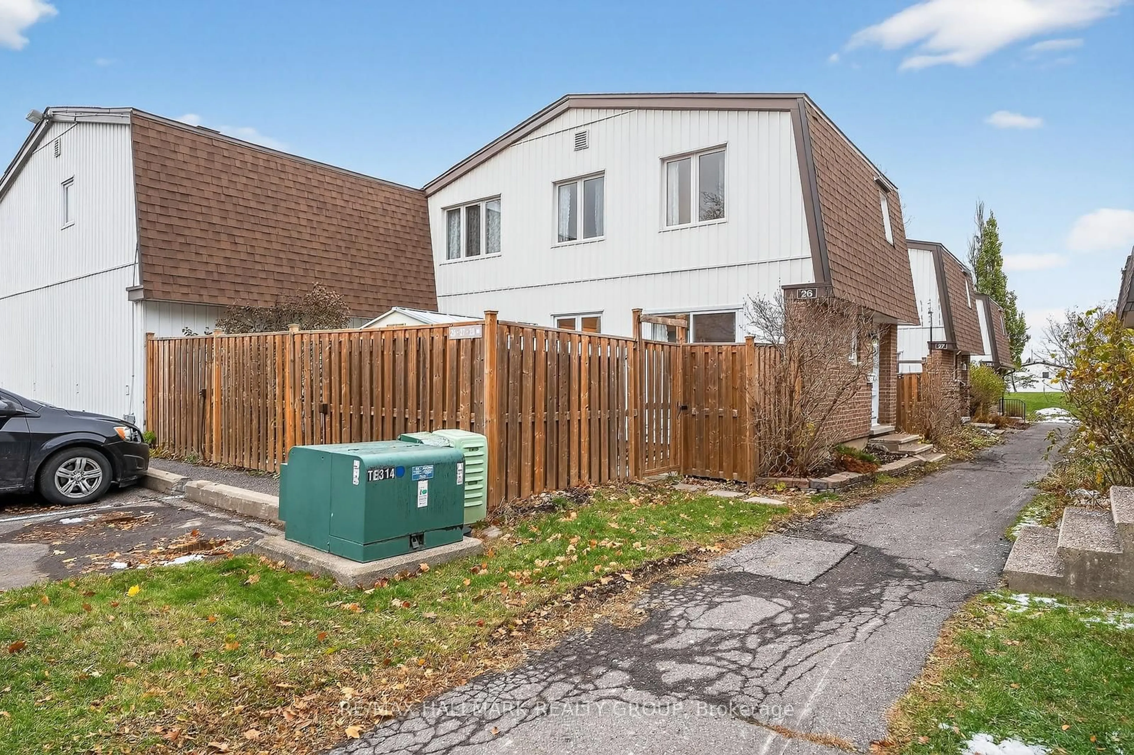 A pic from outside/outdoor area/front of a property/back of a property/a pic from drone, street for 837 EASTVALE Dr #26, Ottawa Ontario K1J 7T5