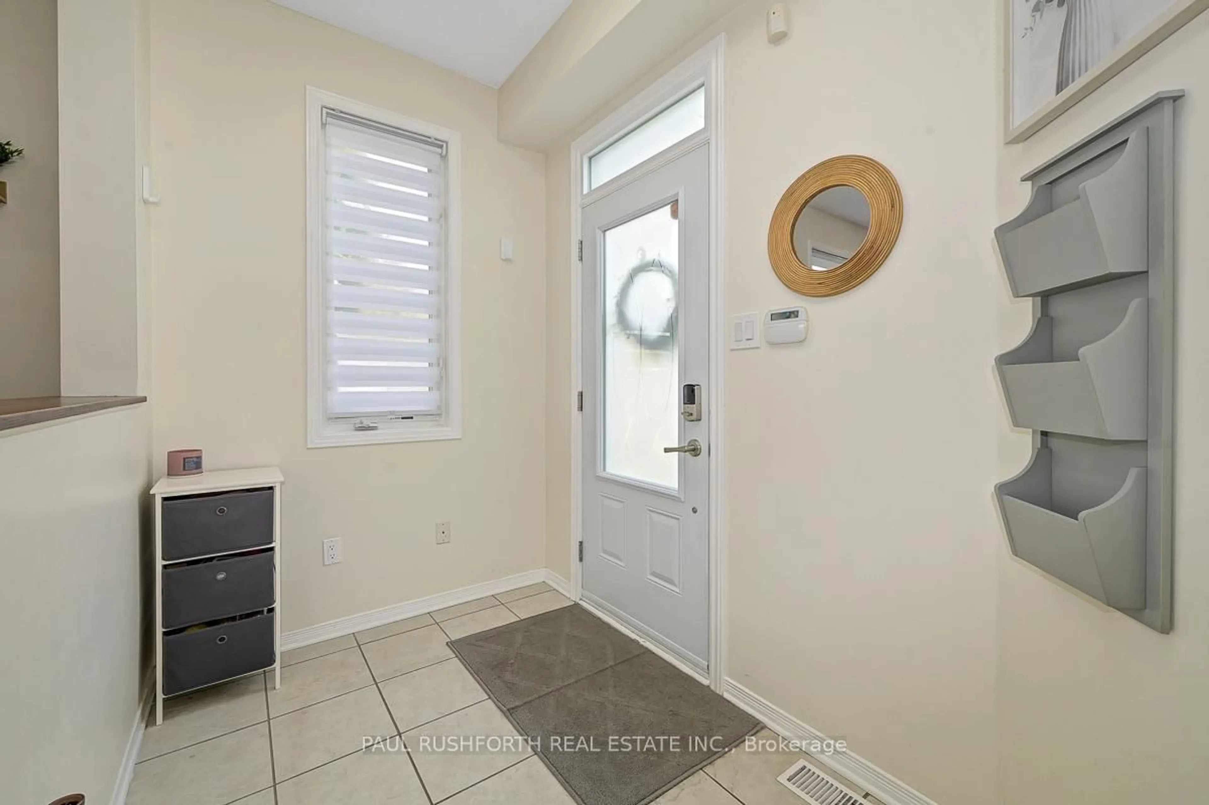 Indoor entryway for 2087 Breezewood St, Ottawa Ontario K4A 4R7