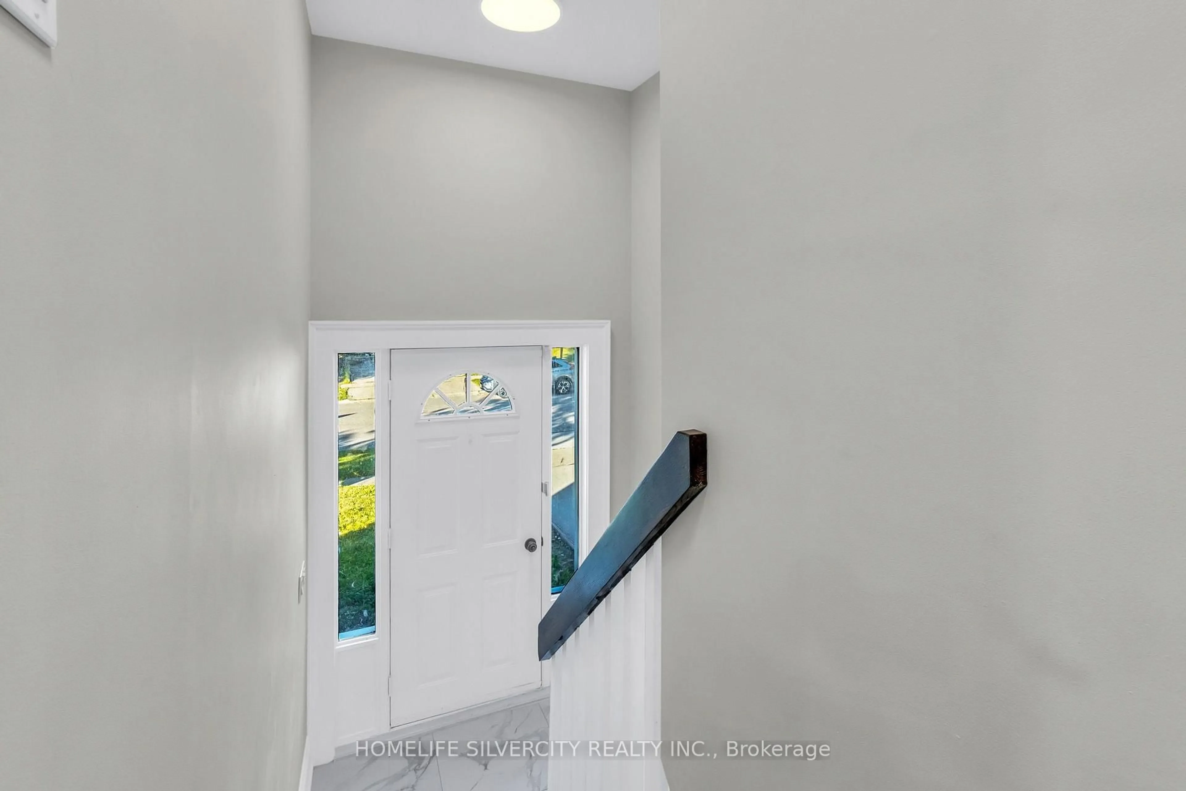 Indoor foyer for 33 Sweetbriar Dr, Kitchener Ontario N2M 4S4