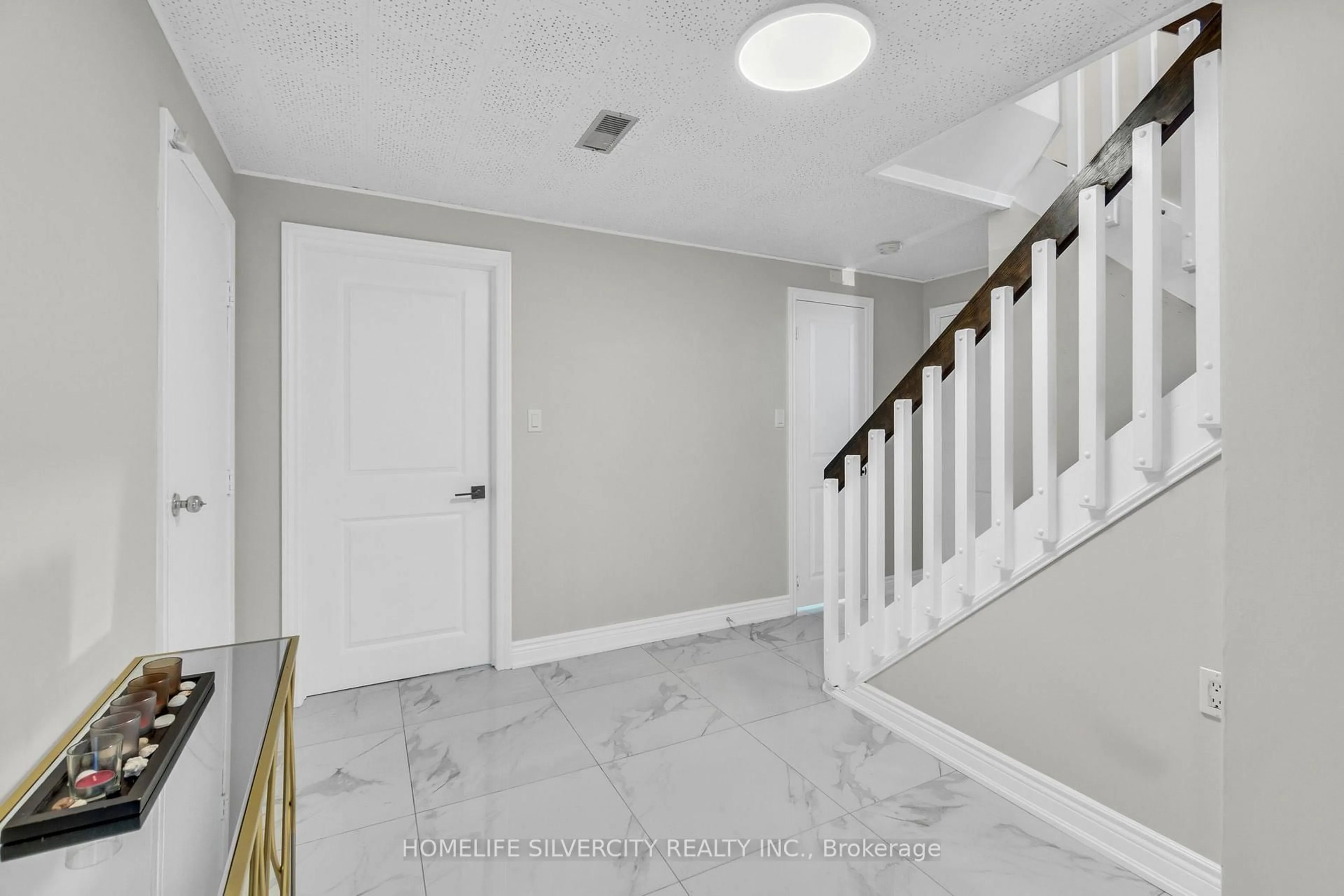 Indoor entryway for 33 Sweetbriar Dr, Kitchener Ontario N2M 4S4