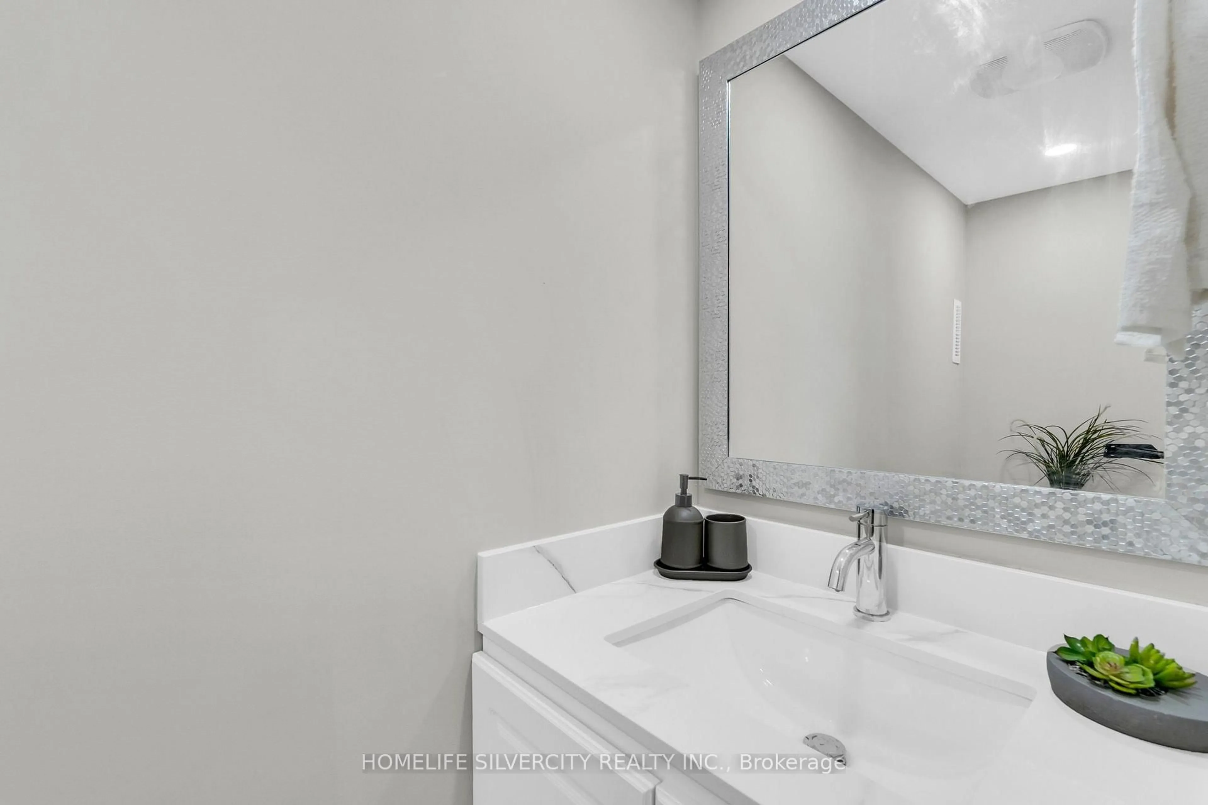Standard bathroom, ceramic/tile floor for 33 Sweetbriar Dr, Kitchener Ontario N2M 4S4