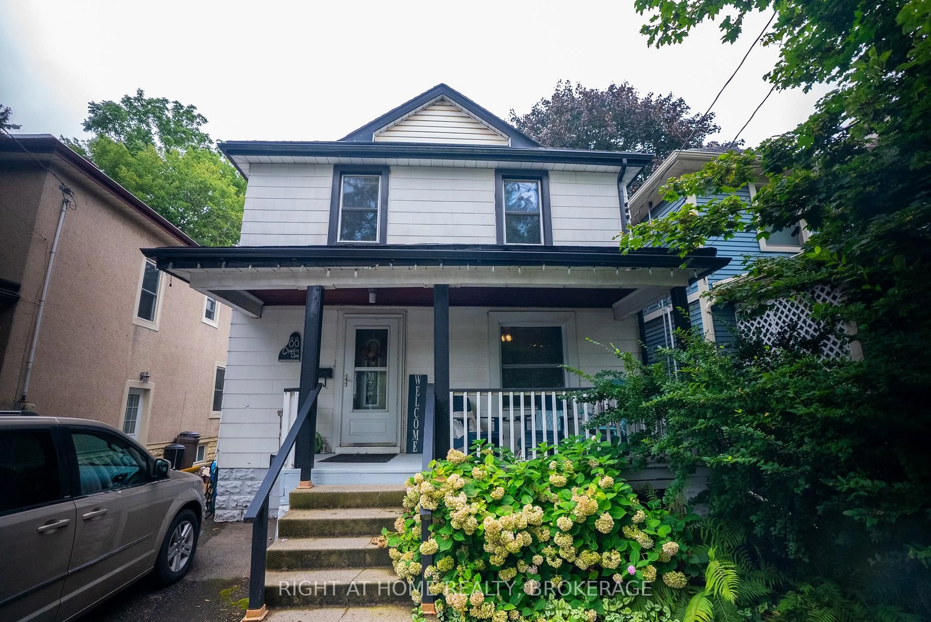 Home with vinyl exterior material, street for 88 Chaplin Ave, St. Catharines Ontario L2R 2E7