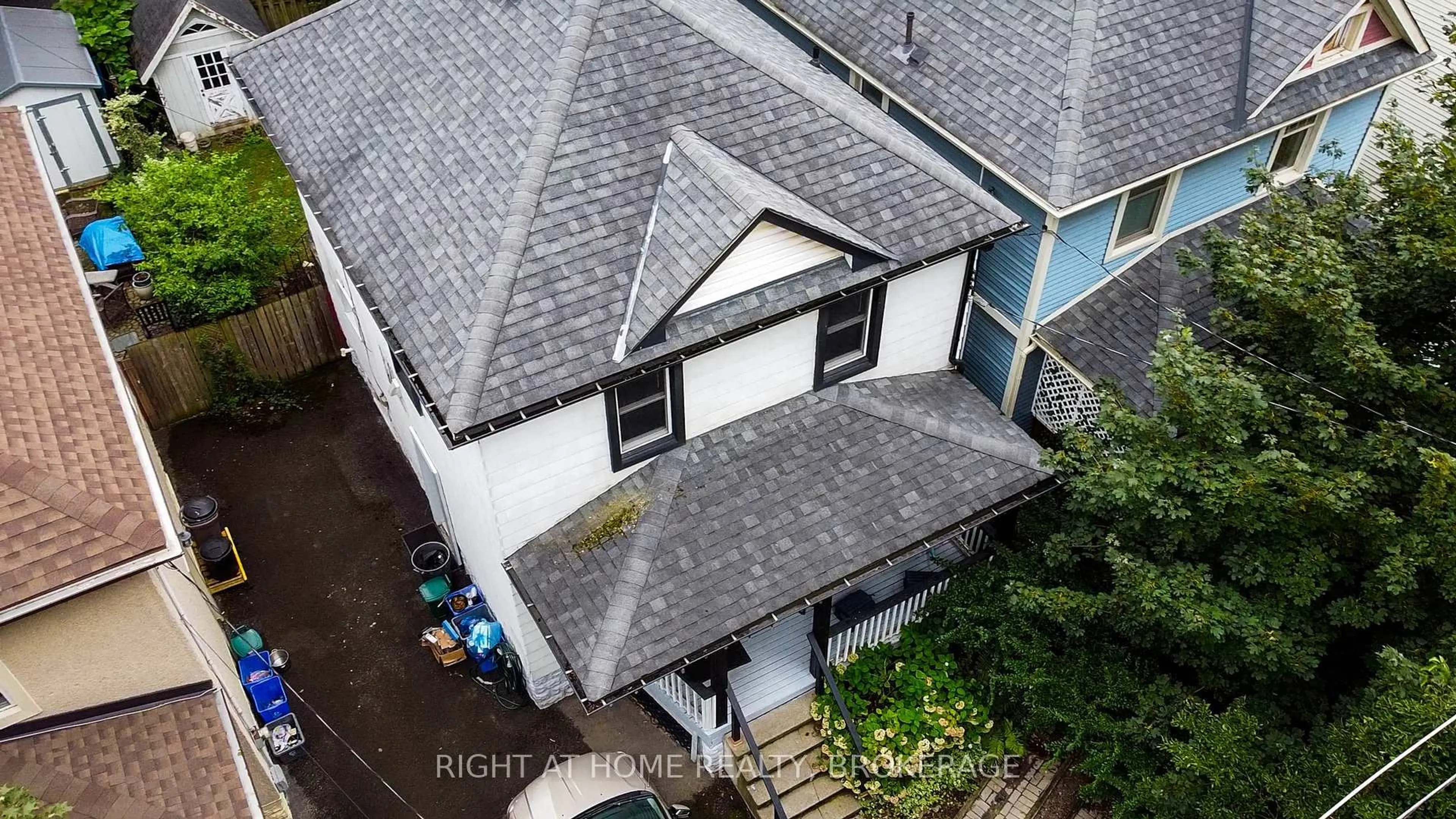 A pic from outside/outdoor area/front of a property/back of a property/a pic from drone, street for 88 Chaplin Ave, St. Catharines Ontario L2R 2E7