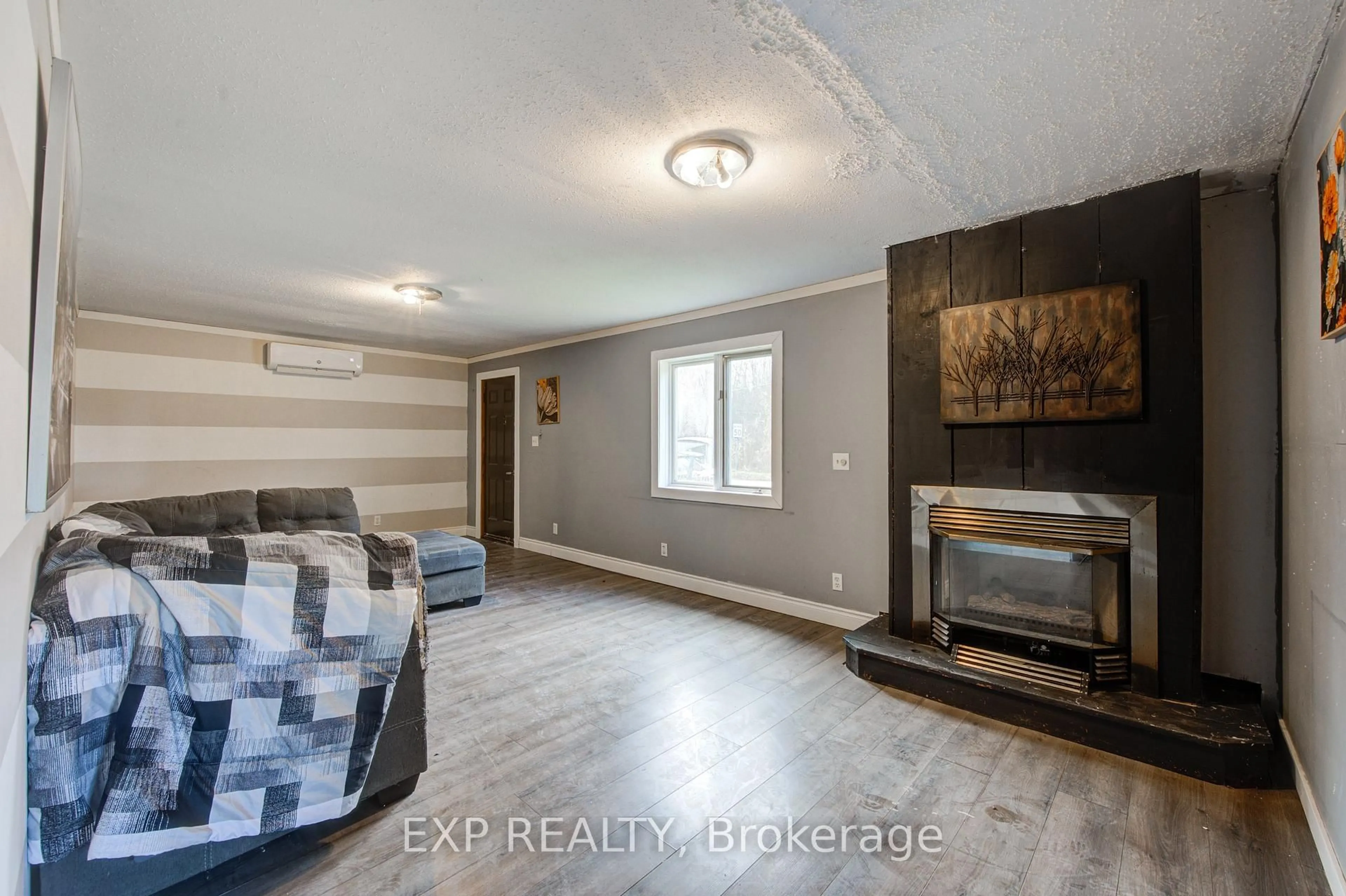 A pic of a room for 90 Tank St, Petrolia Ontario N0N 1R0