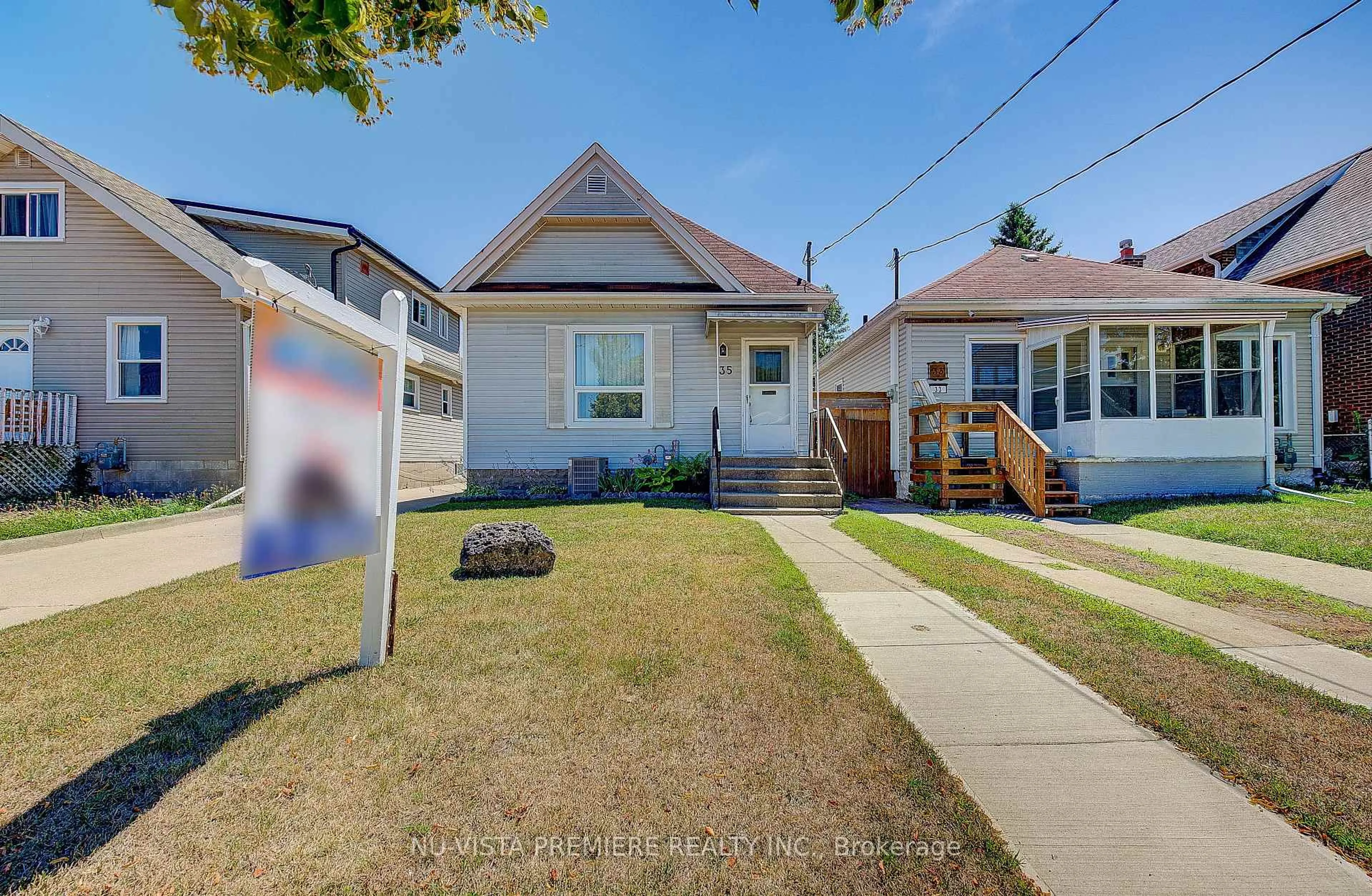 A pic from outside/outdoor area/front of a property/back of a property/a pic from drone, street for 35 Major St, London East Ontario N5Z 1E2