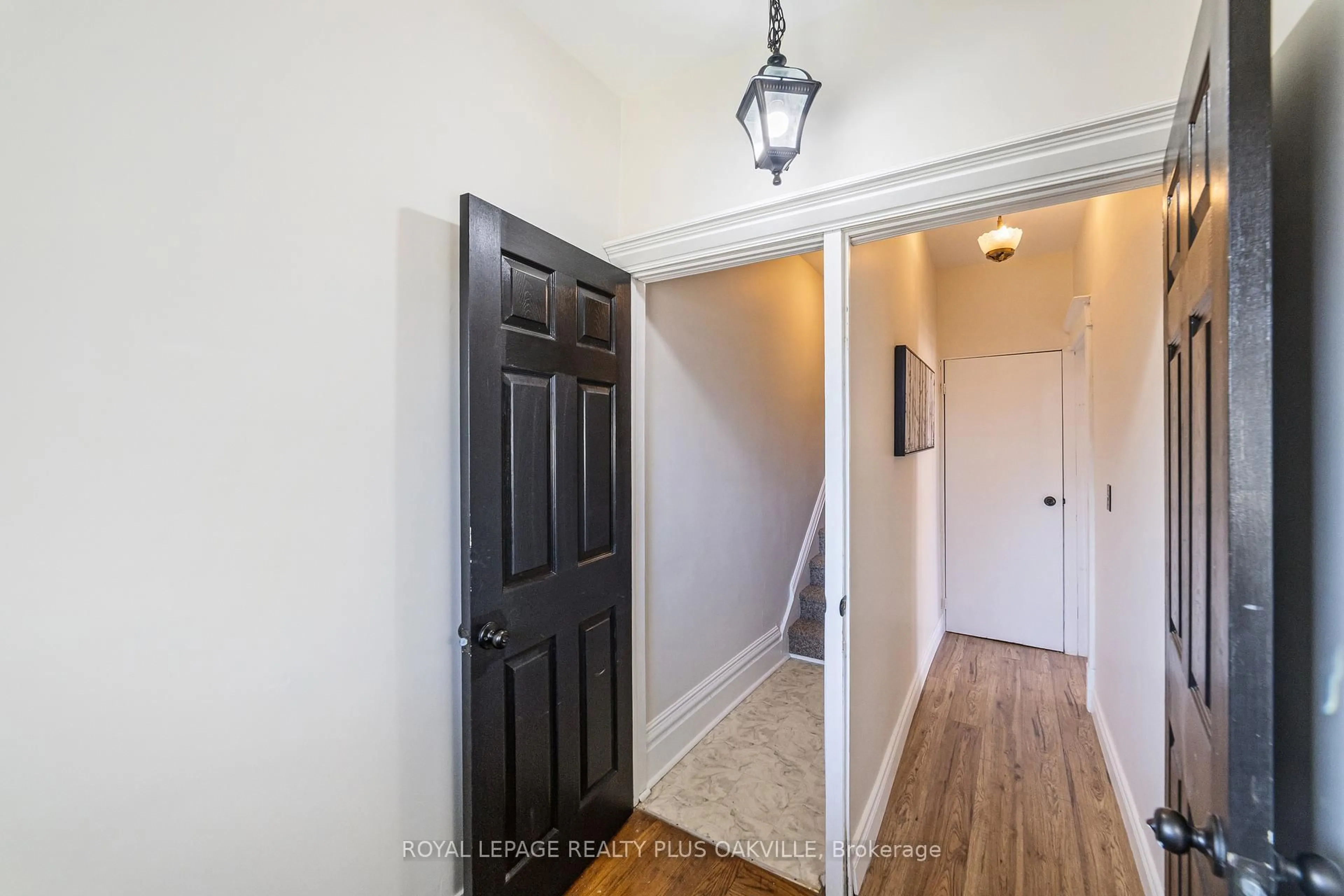 Indoor entryway for 58 Lorne Ave, Hamilton Ontario L8M 2X8