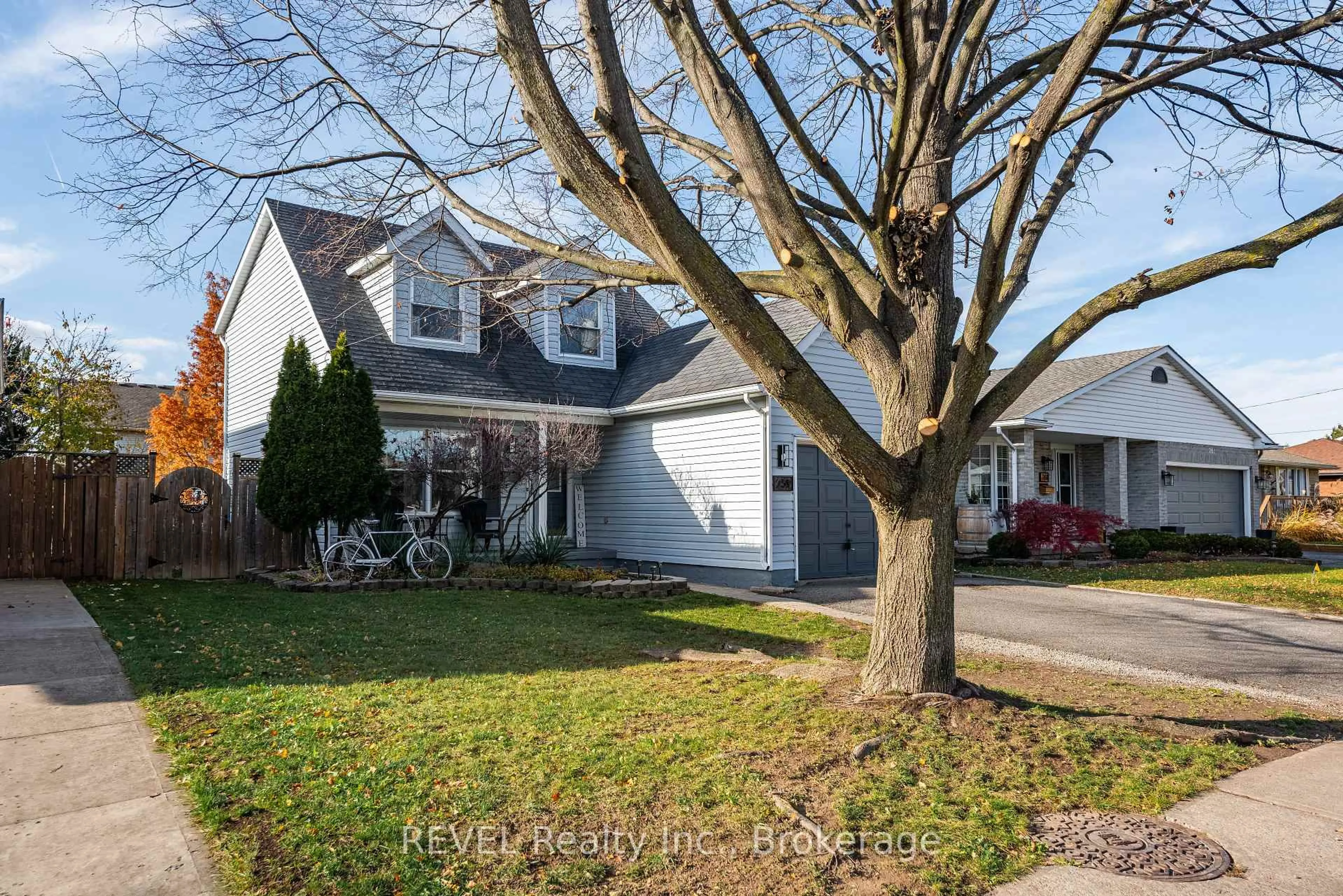 Home with vinyl exterior material, street for 259 VANSICKLE Rd, St. Catharines Ontario L2S 2S9