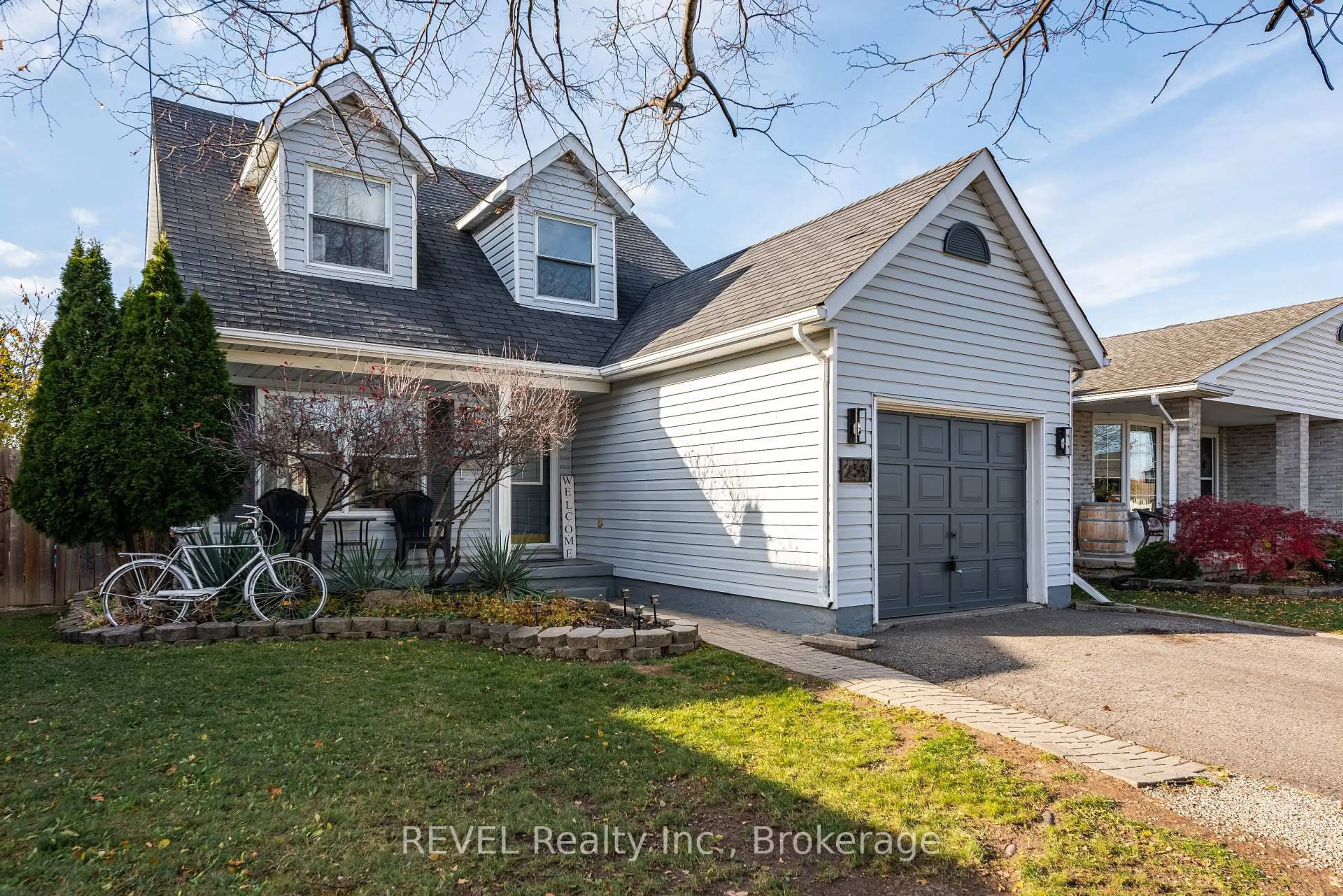 Home with vinyl exterior material, street for 259 VANSICKLE Rd, St. Catharines Ontario L2S 2S9