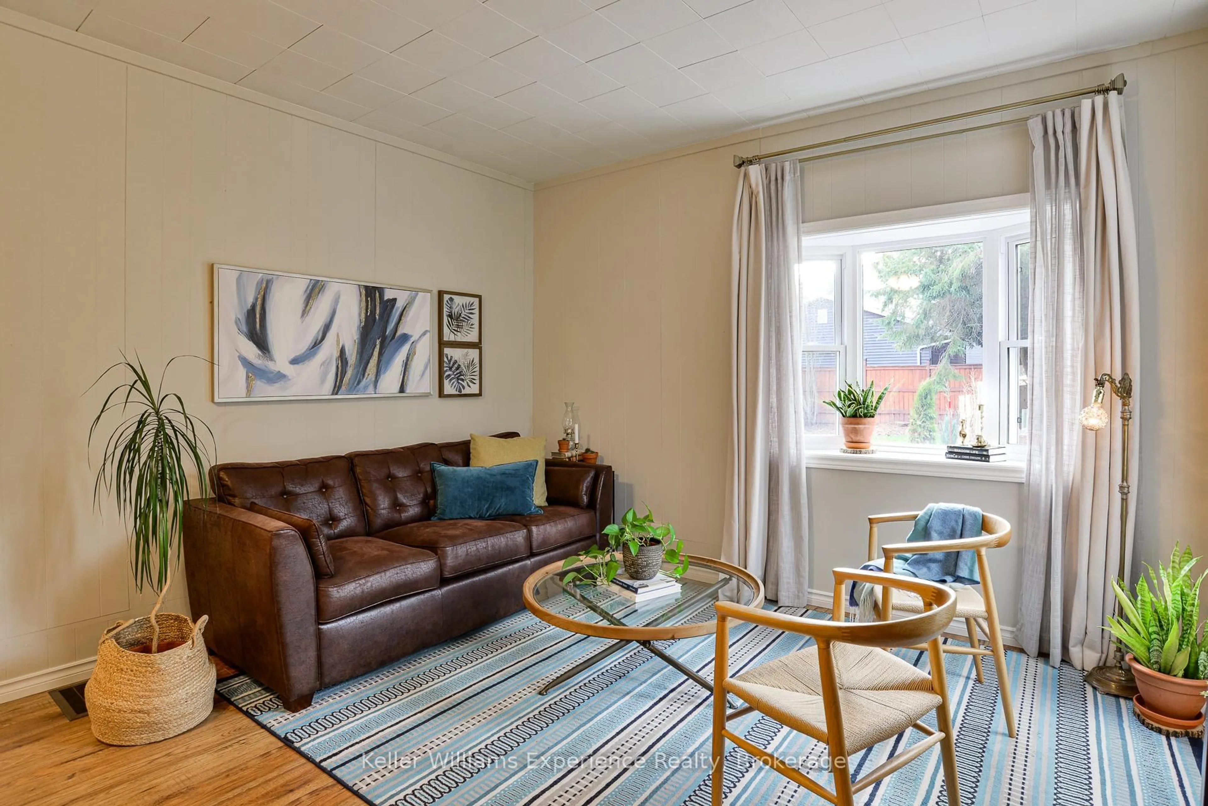 Living room with furniture, wood/laminate floor for 14 Edward St, Bracebridge Ontario P1L 1H5