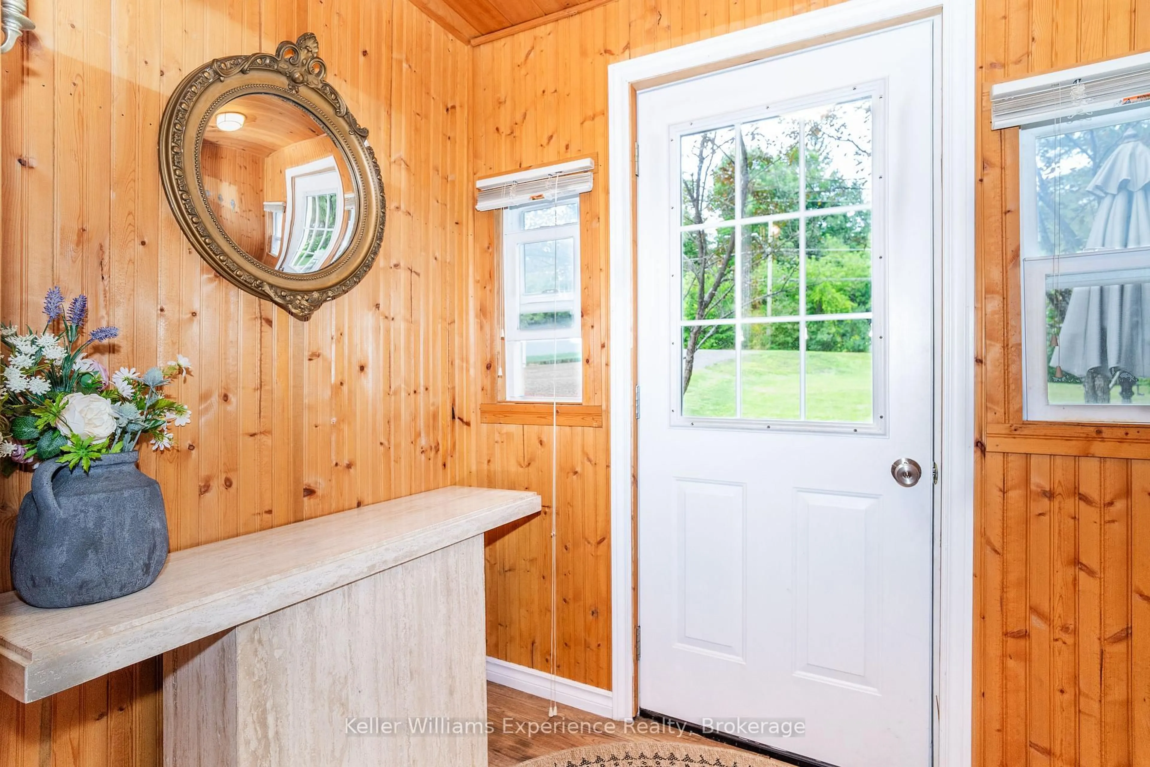 Indoor entryway for 14 Edward St, Bracebridge Ontario P1L 1H5