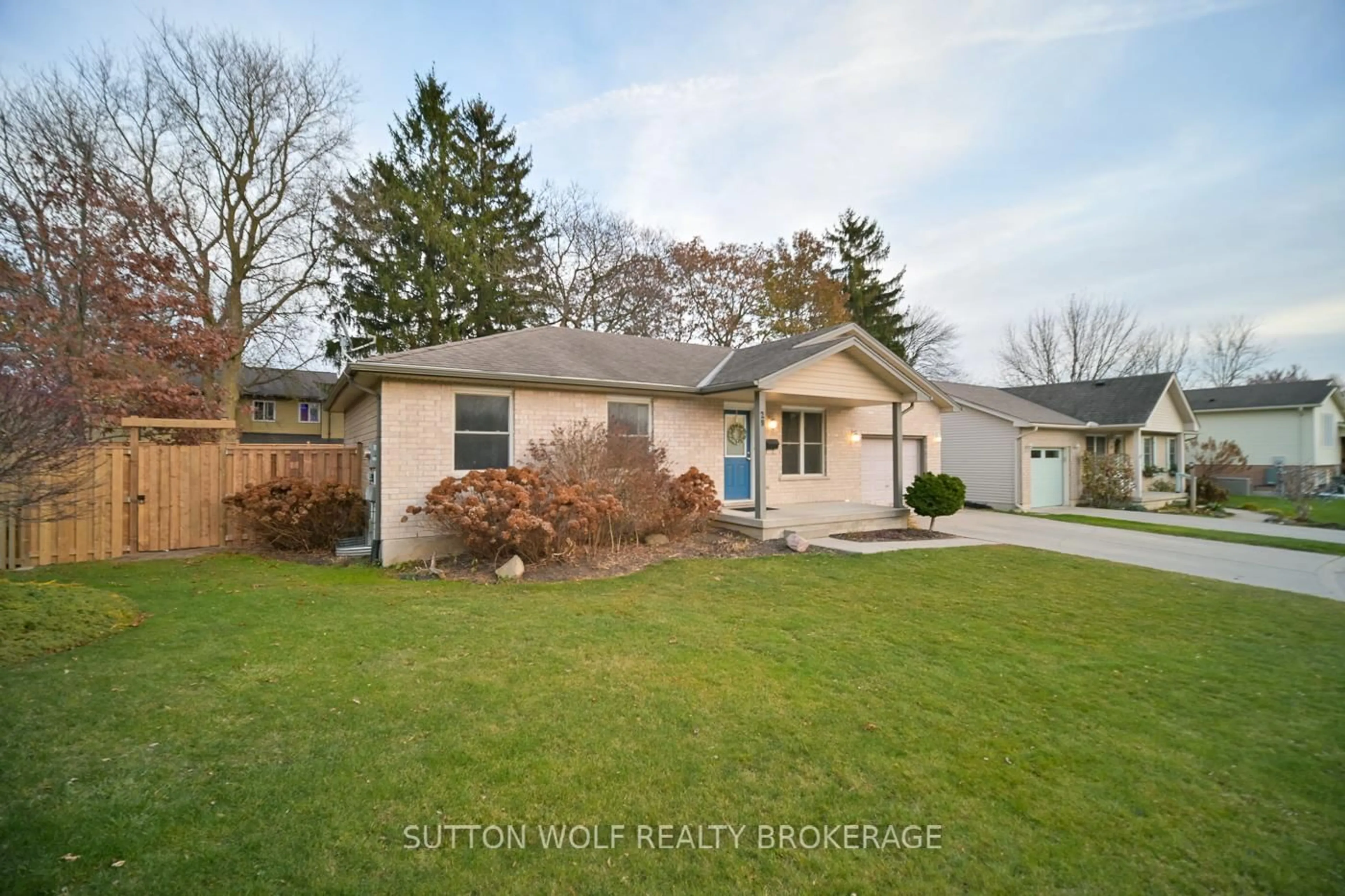 A pic from outside/outdoor area/front of a property/back of a property/a pic from drone, street for 29 Pittao Pl, Strathroy-Caradoc Ontario N7G 4E7