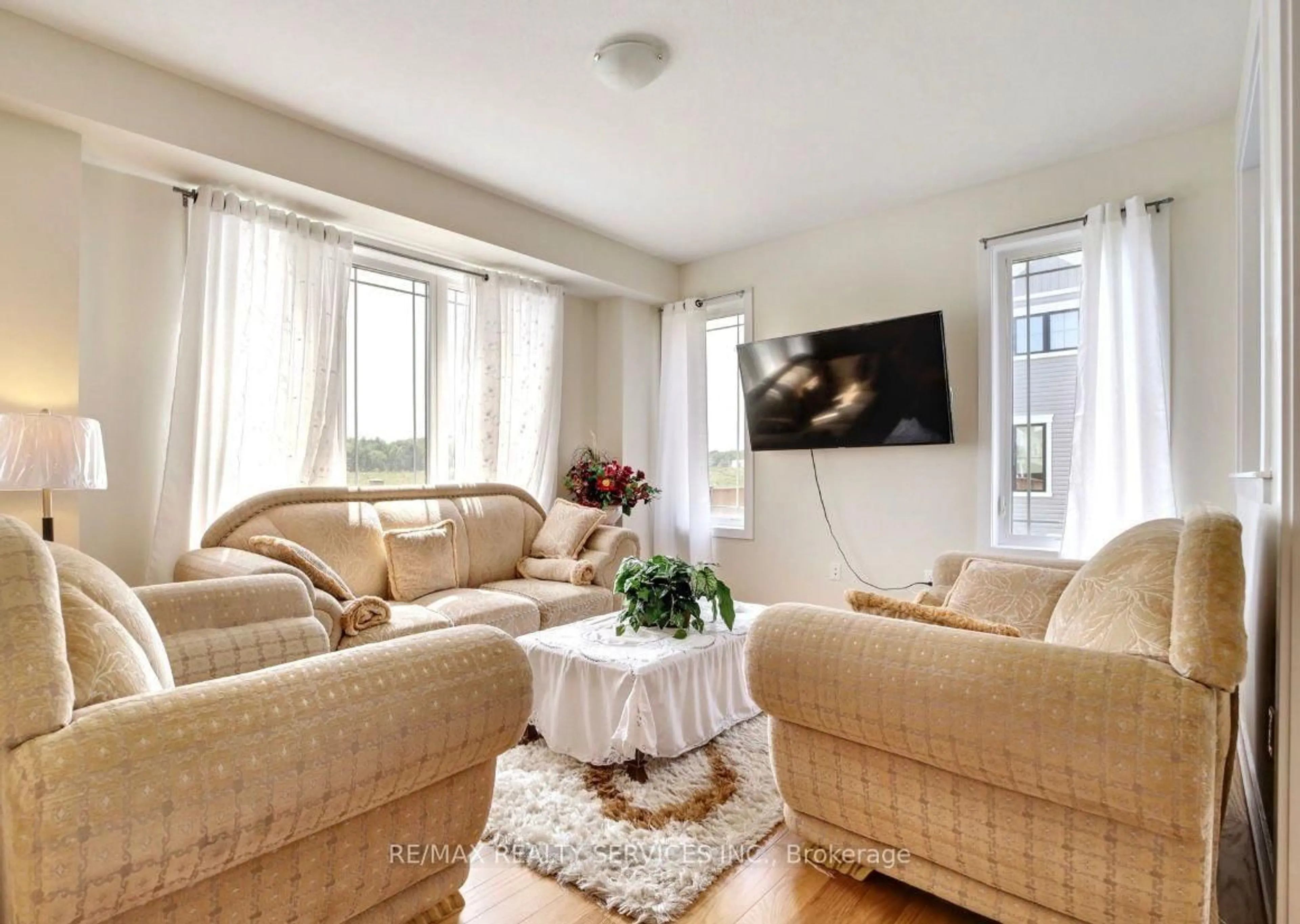 Living room with furniture, unknown for 237 Eastbridge Ave, Welland Ontario L3B 0M6