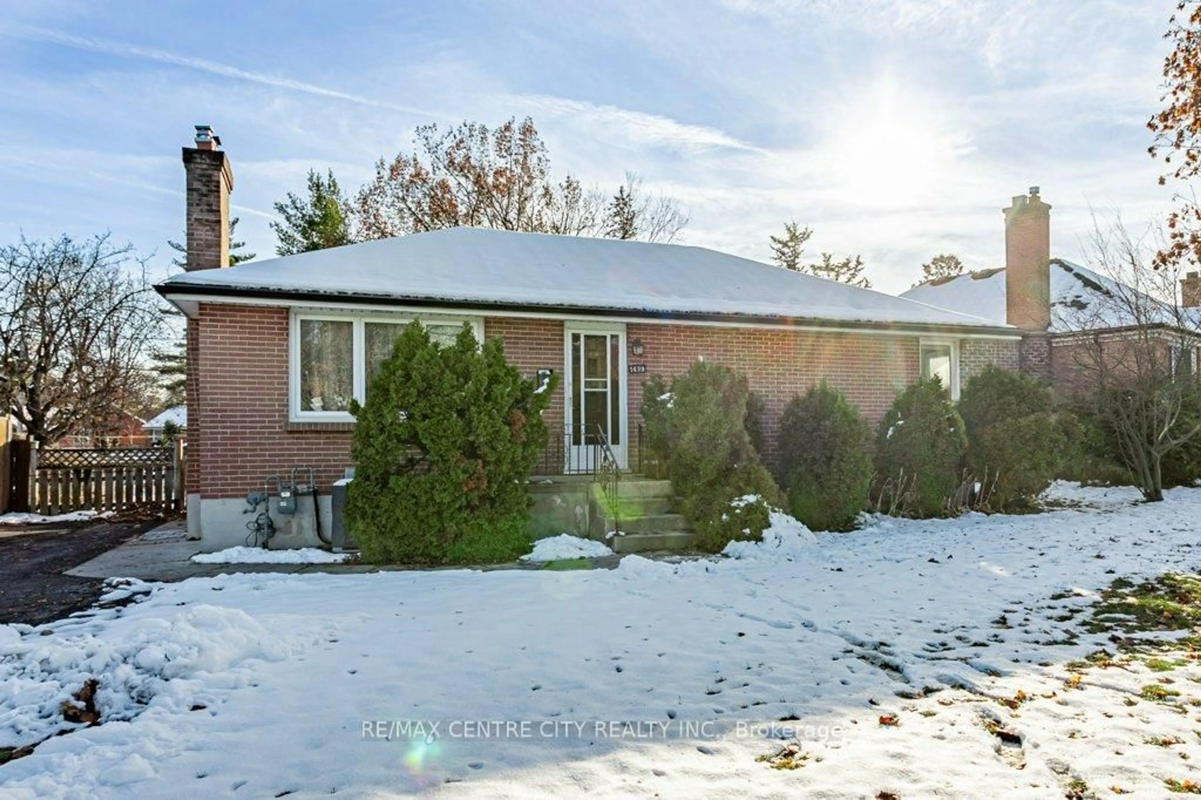 A pic from outside/outdoor area/front of a property/back of a property/a pic from drone, street for 1429 Brydges St, London East Ontario N5W 2C6