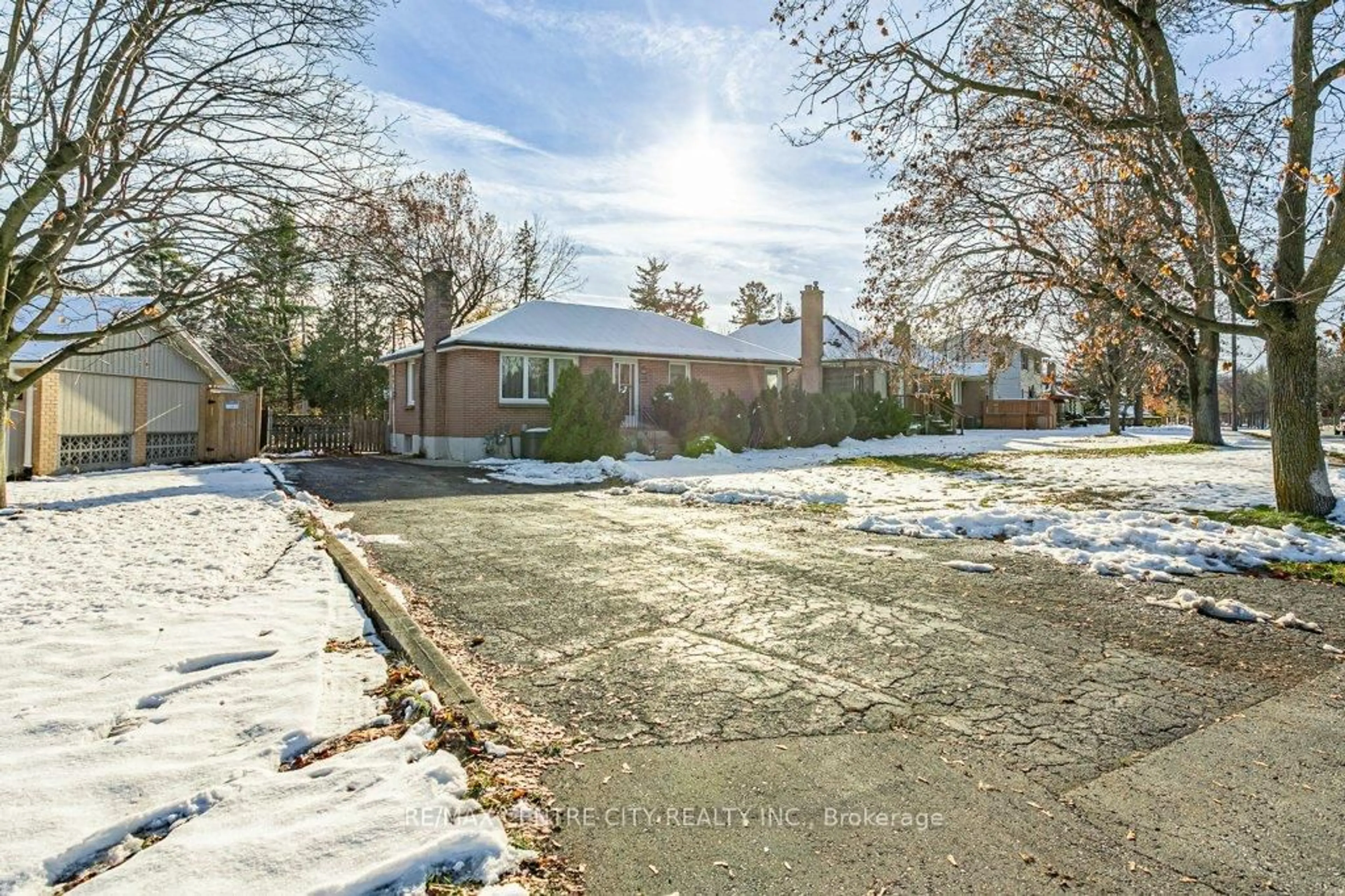 A pic from outside/outdoor area/front of a property/back of a property/a pic from drone, street for 1429 Brydges St, London East Ontario N5W 2C6