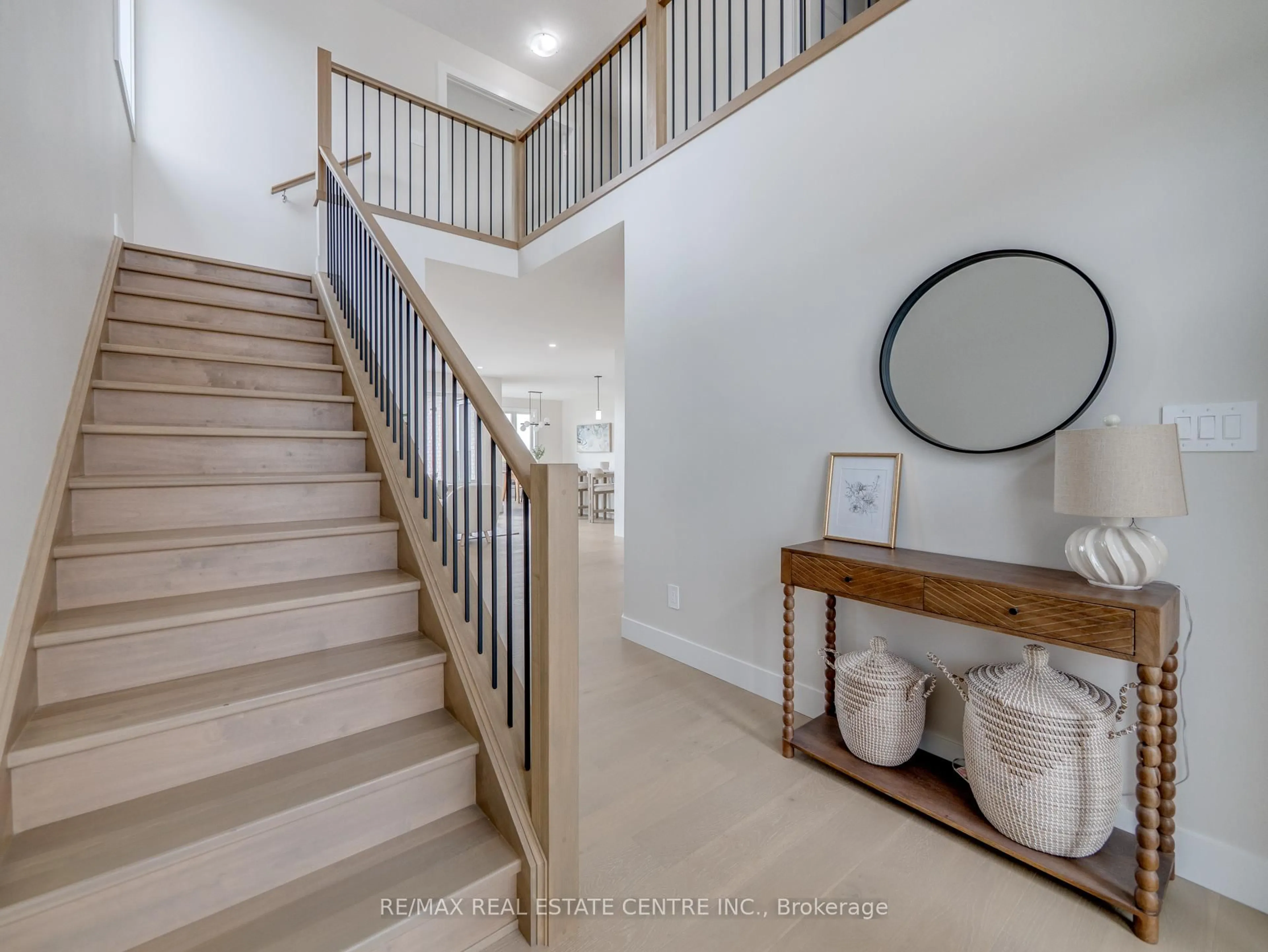 Indoor entryway for 7966 Fallon Dr #7, Lucan Biddulph Ontario N0M 1V0