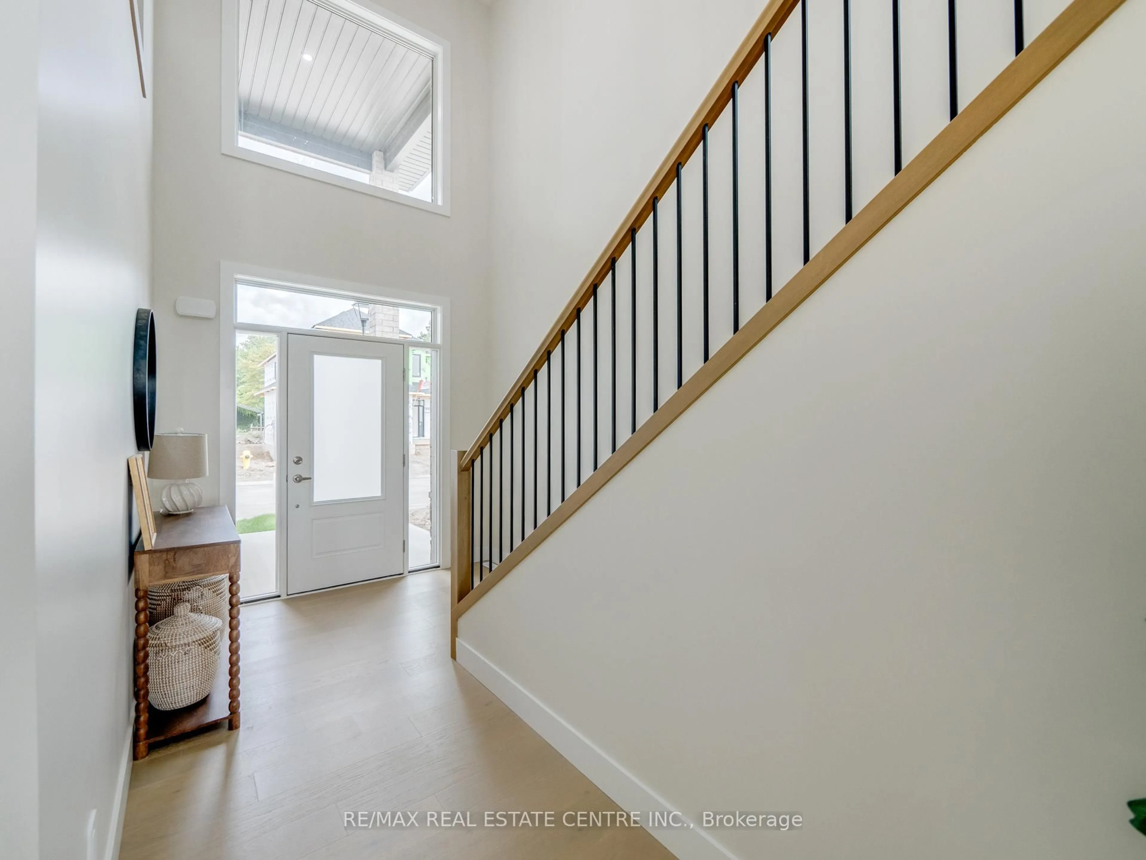 Indoor entryway for 7966 Fallon Dr #7, Lucan Biddulph Ontario N0M 1V0