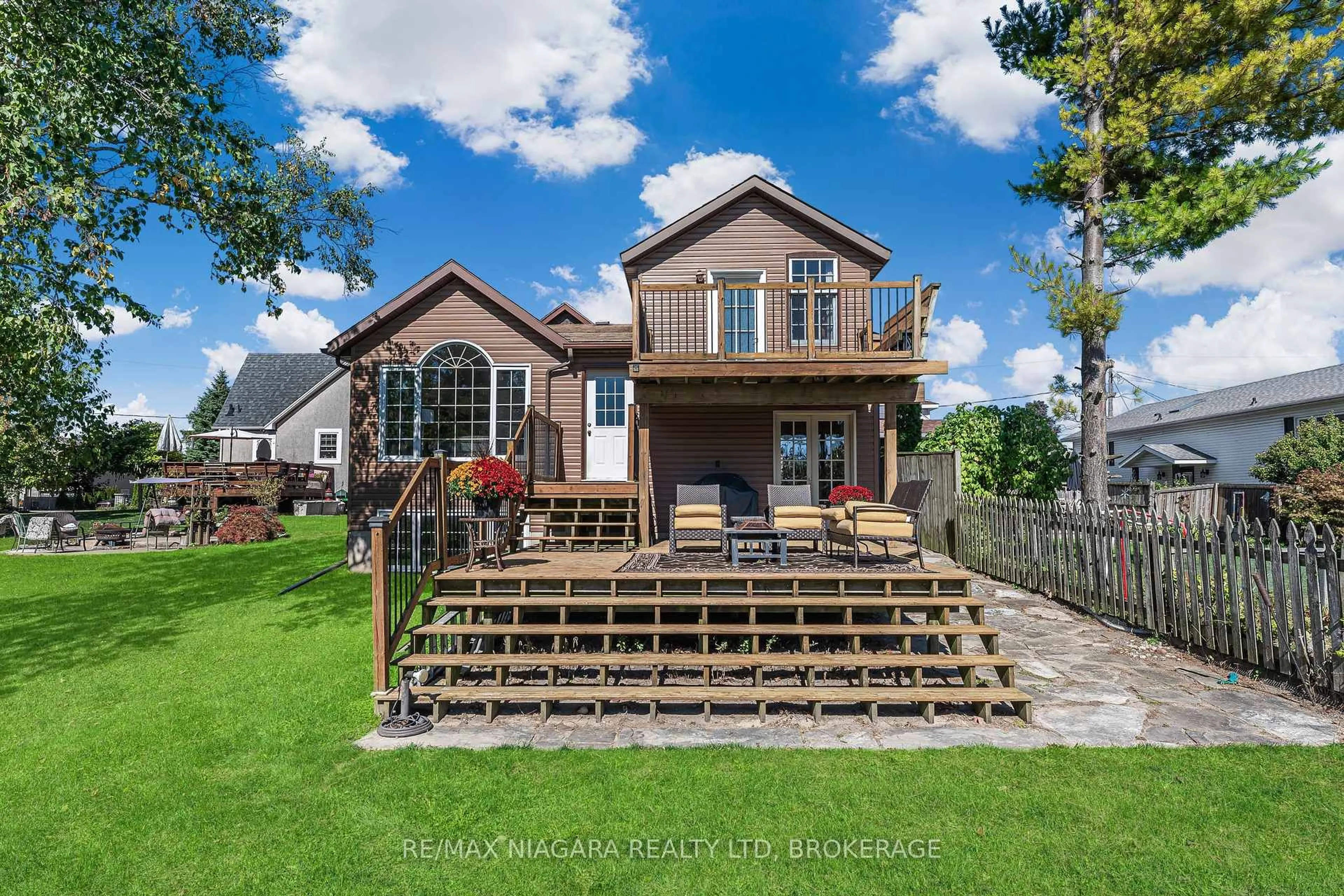 Home with brick exterior material, water/lake/river/ocean view for 29 Marlatts Rd, Thorold Ontario L2V 1M9