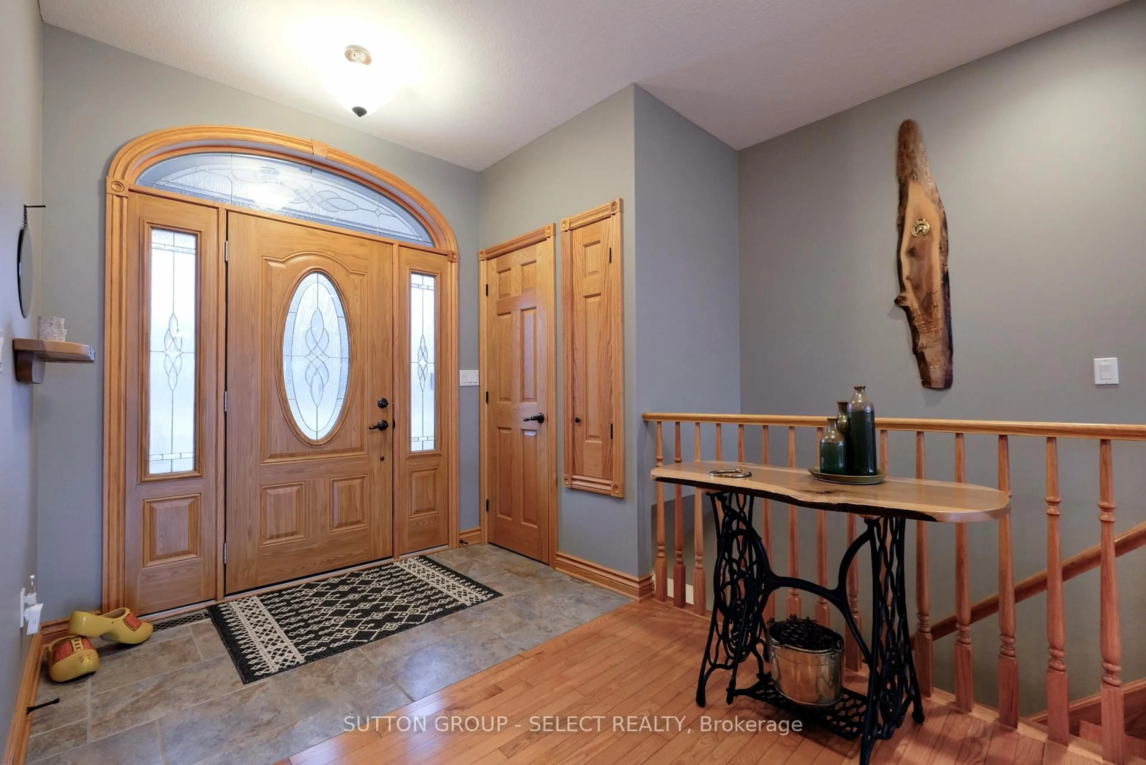 Indoor entryway for 7284 Calvert Dr, Strathroy-Caradoc Ontario N7G 3H5