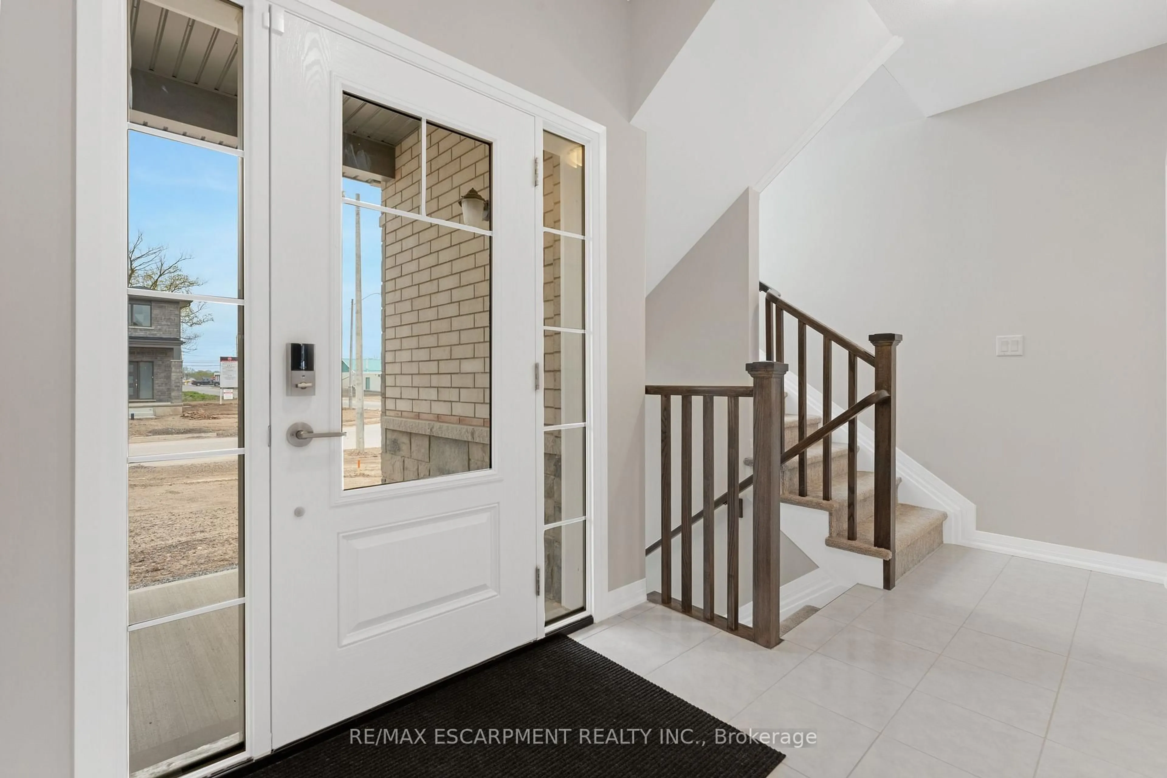 Indoor entryway for 778 Bradford Ave, Fort Erie Ontario L2A 0H3