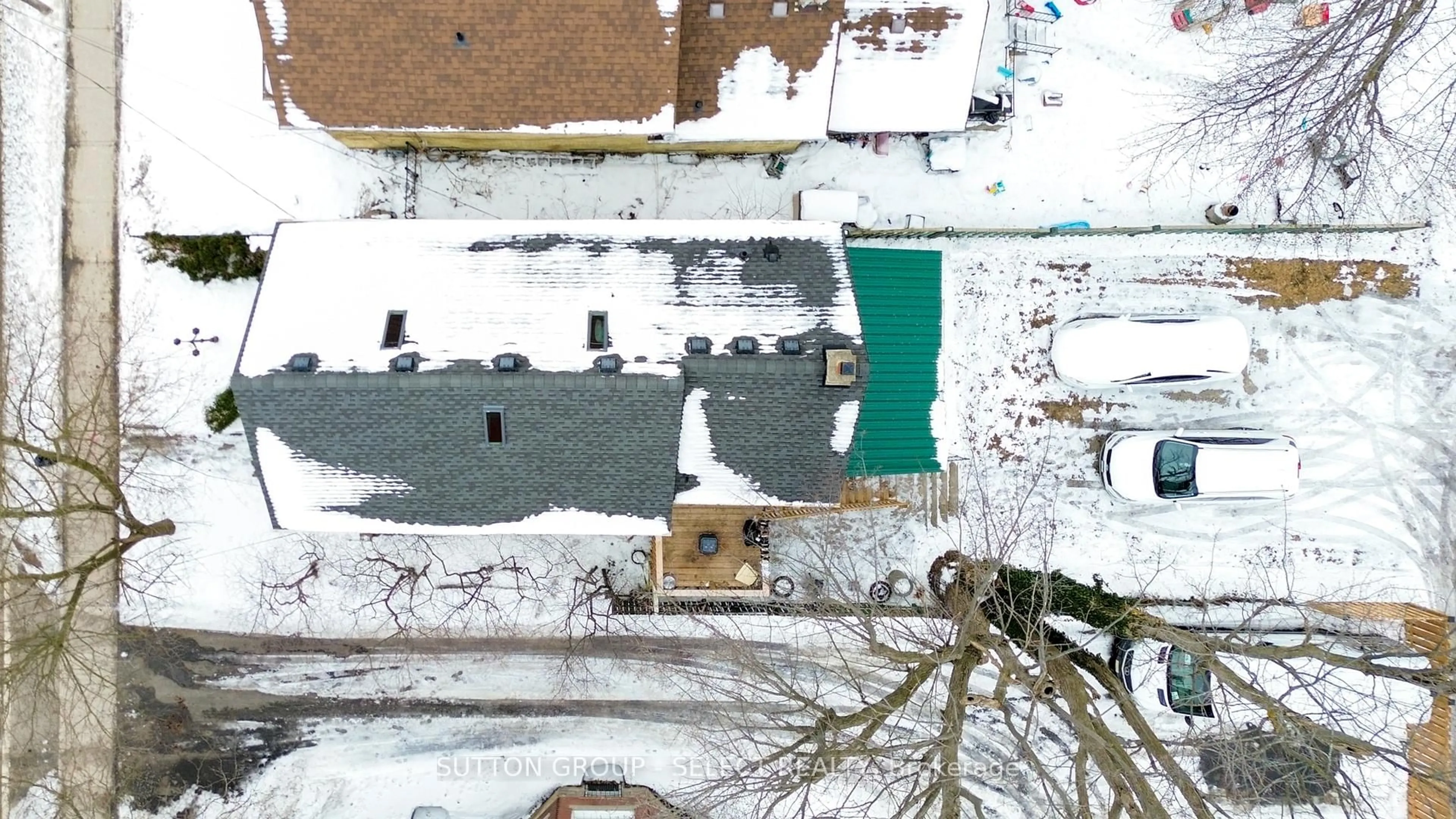 A pic from outside/outdoor area/front of a property/back of a property/a pic from drone, street for 552 Adelaide St, London East Ontario N6B 3J5
