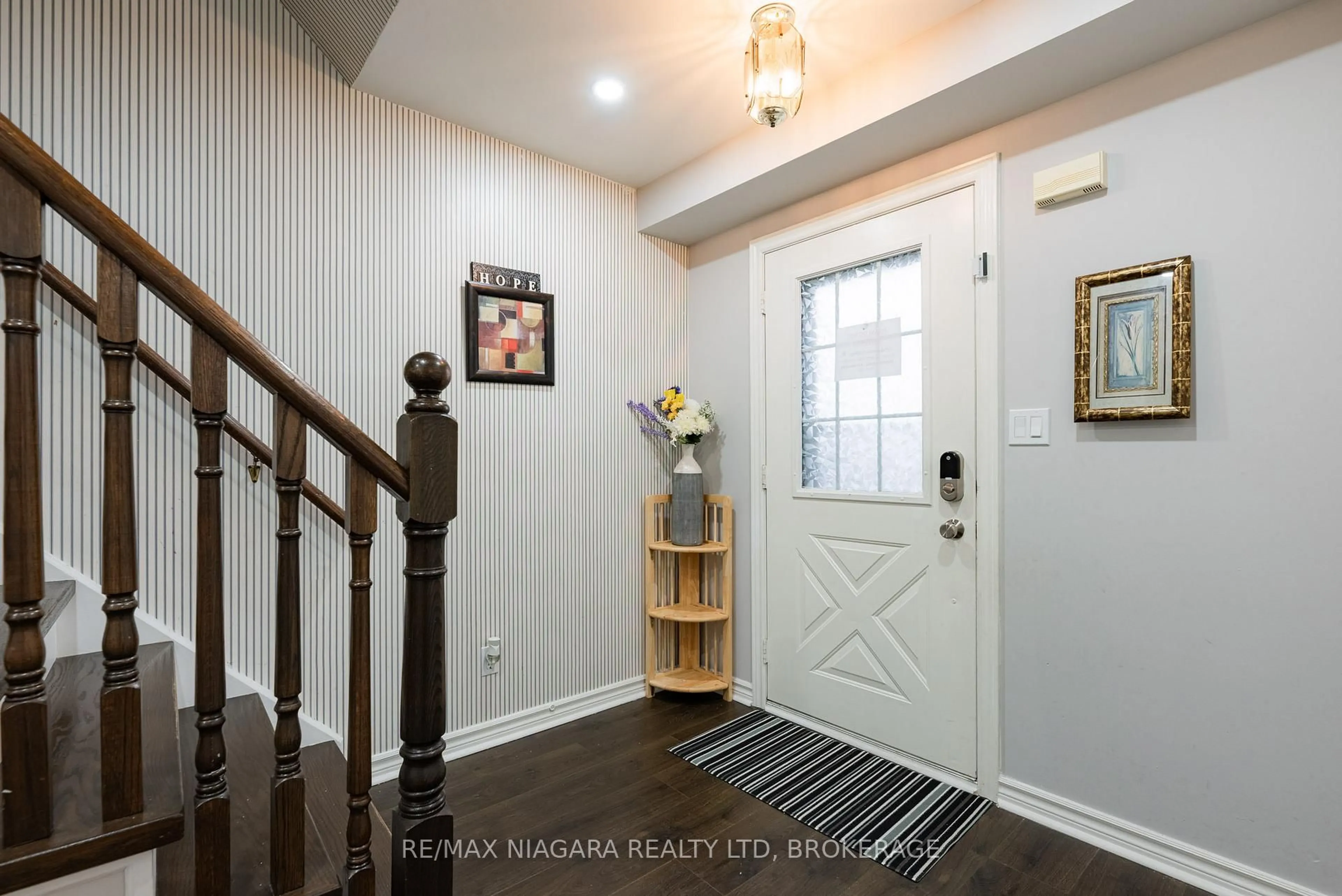 Indoor entryway for 201 Windsor St, Welland Ontario L3C 7E3