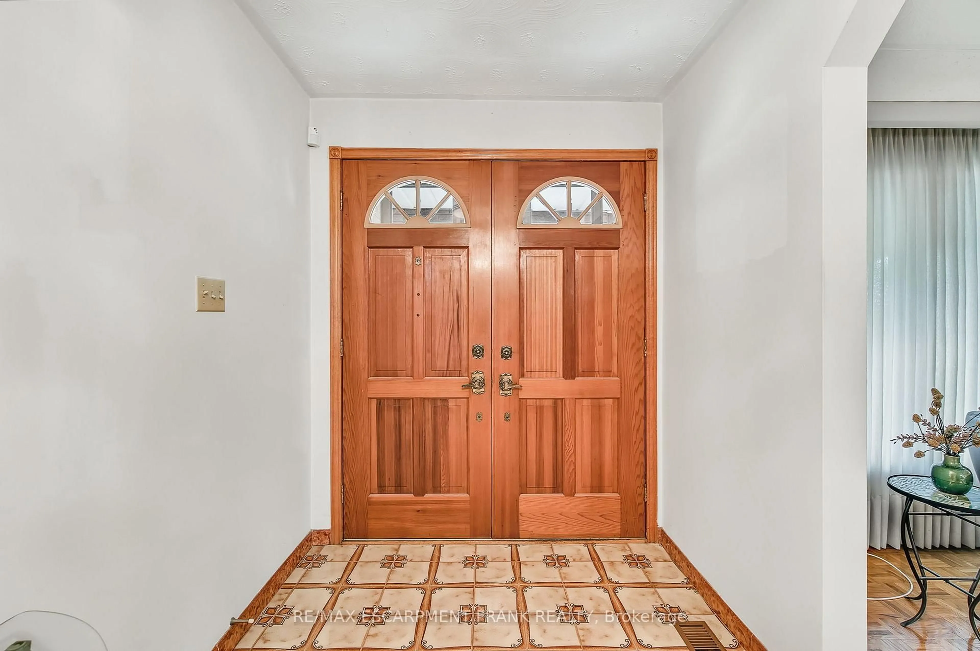 Indoor entryway for 75 President Dr, Hamilton Ontario L8G 4L7