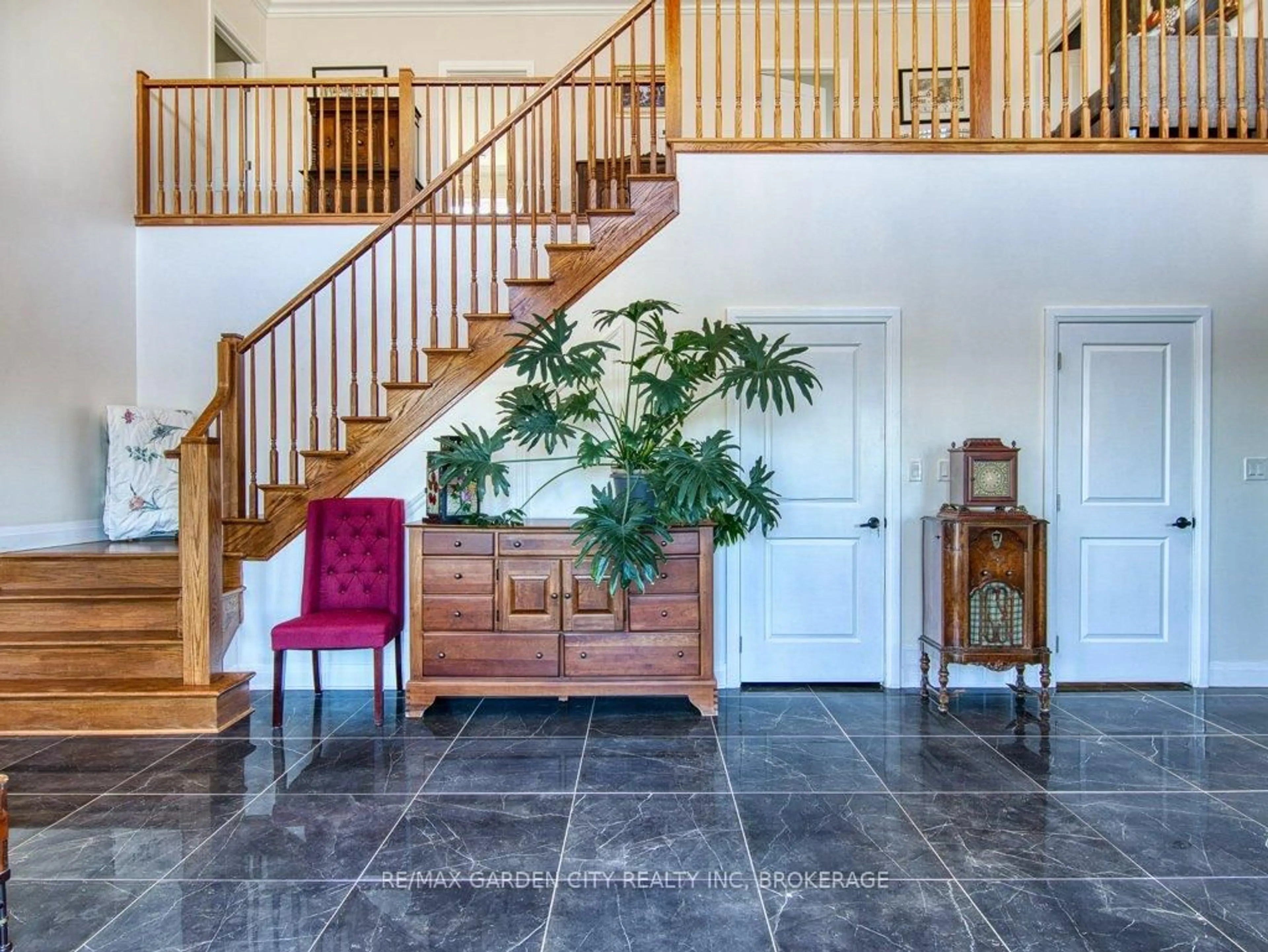 Indoor foyer for 2400 Effingham St, Pelham Ontario L0S 1C0